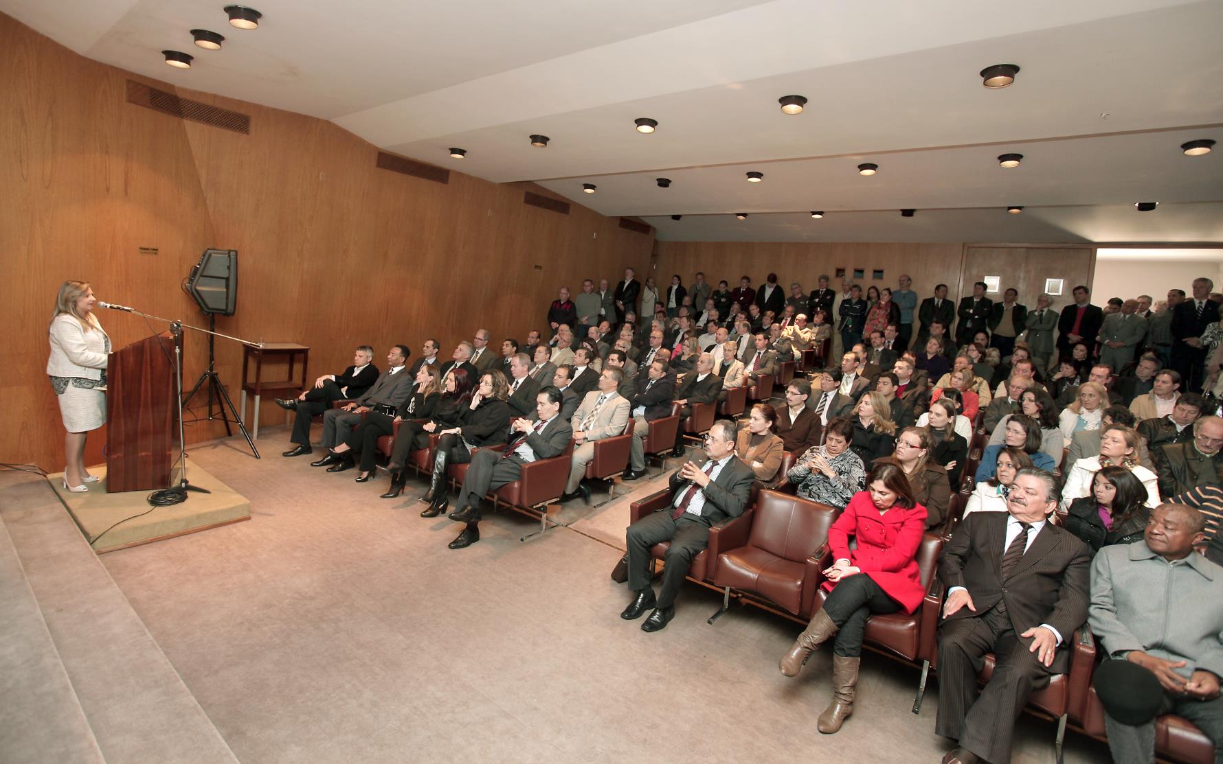 A secretária Jozélia Nogueira iniciou os trabalhos já na manhã dessa terça-feira (8). Antes, porém, acompanhada do diretor geral da pasta, Vitor Puppi, participou de solenidade de transmissão de cargo no Auditório da Secretaria da Fazenda. Ela substitui o deputado federal Luiz Carlos Hauly, que retorna à Câmara Federal.
