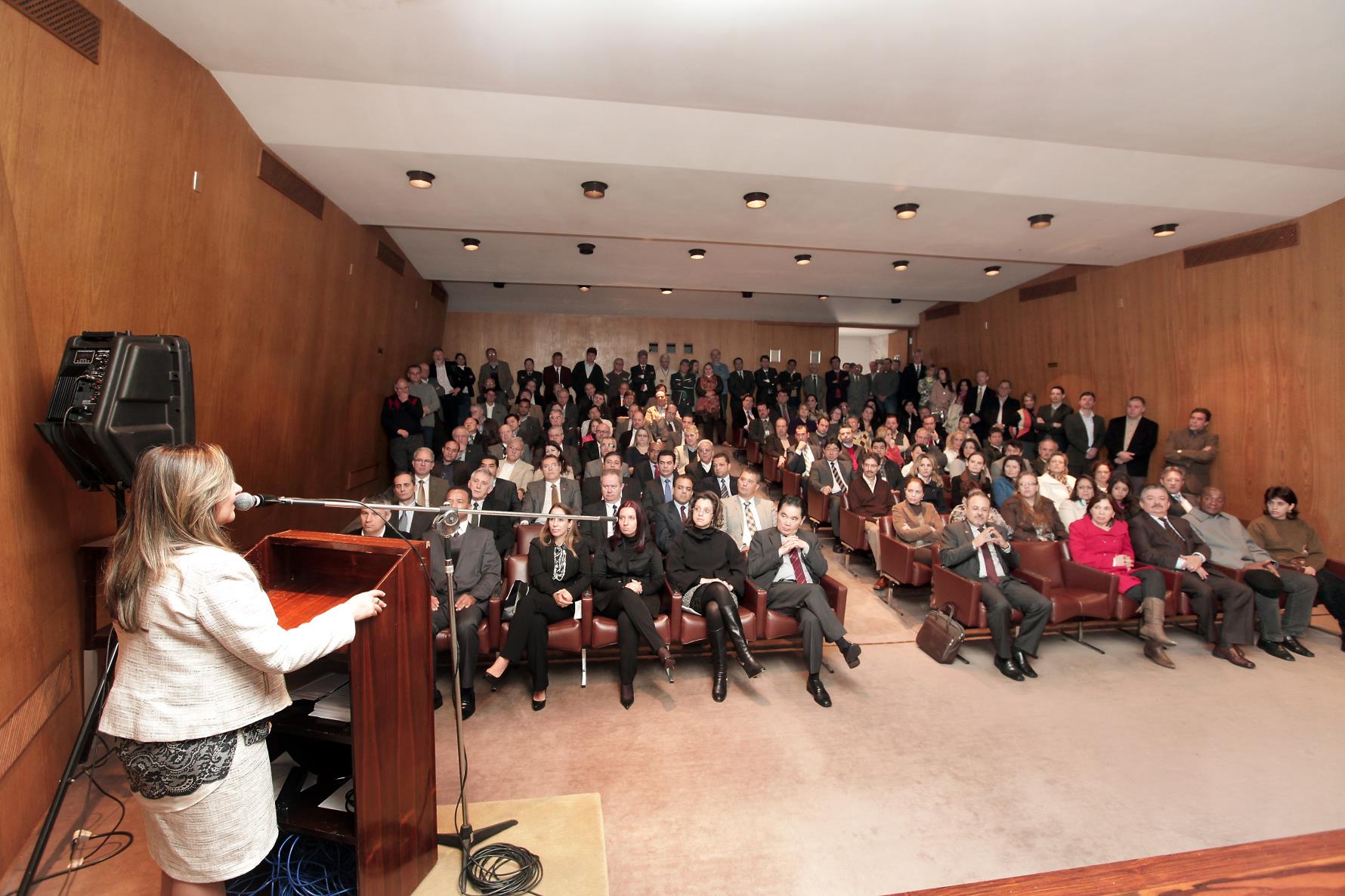 A secretária Jozélia Nogueira iniciou os trabalhos já na manhã dessa terça-feira (8). Antes, porém, acompanhada do diretor geral da pasta, Vitor Puppi, participou de solenidade de transmissão de cargo no Auditório da Secretaria da Fazenda. Ela substitui o deputado federal Luiz Carlos Hauly, que retorna à Câmara Federal.