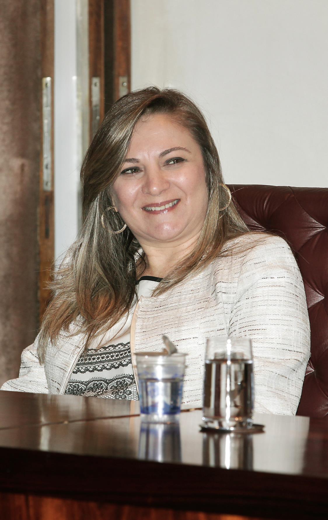 A secretária Jozélia Nogueira iniciou os trabalhos já na manhã dessa terça-feira (8). Antes, porém, acompanhada do diretor geral da pasta, Vitor Puppi, participou de solenidade de transmissão de cargo no Auditório da Secretaria da Fazenda. Ela substitui o deputado federal Luiz Carlos Hauly, que retorna à Câmara Federal.