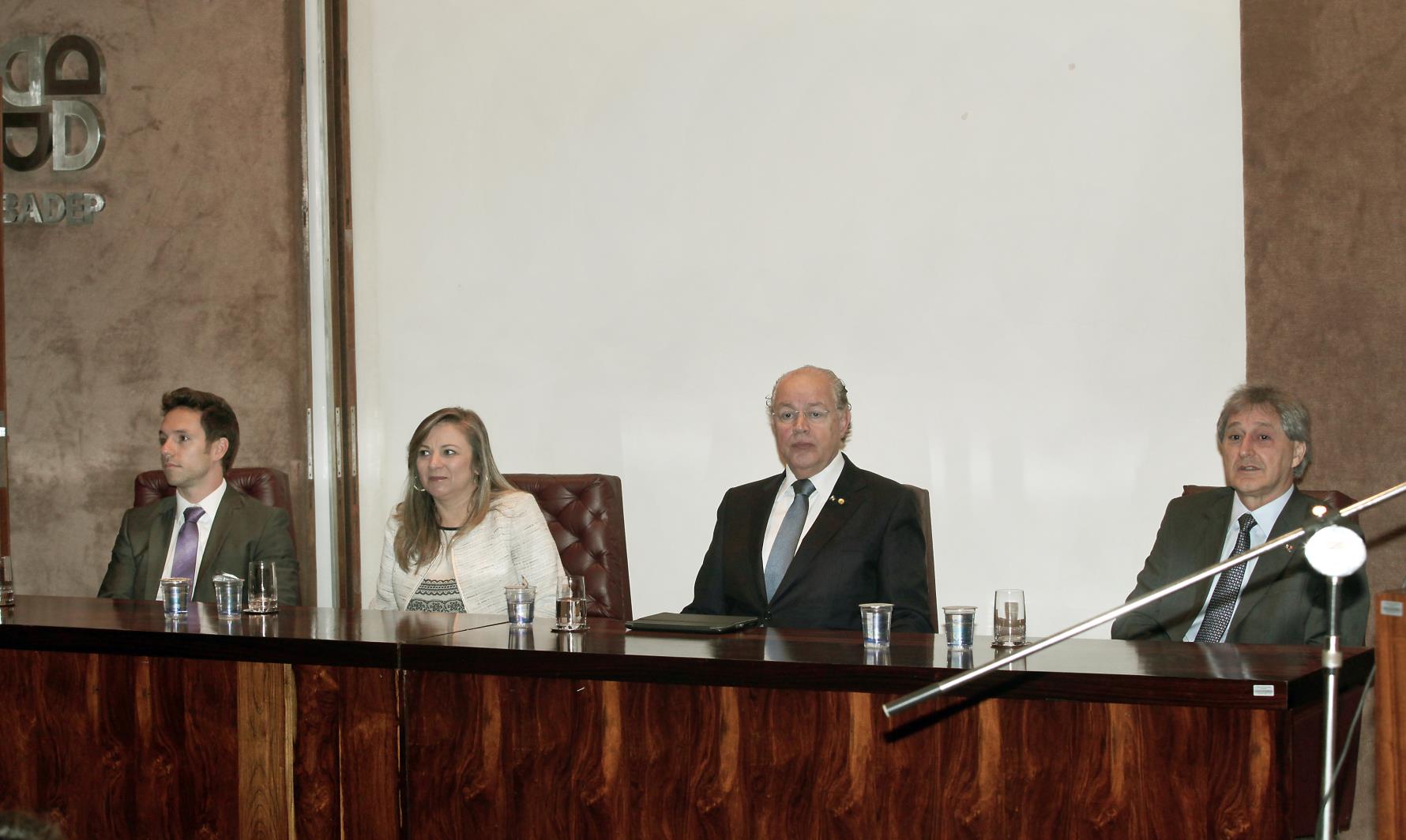 A secretária Jozélia Nogueira iniciou os trabalhos já na manhã dessa terça-feira (8). Antes, porém, acompanhada do diretor geral da pasta, Vitor Puppi, participou de solenidade de transmissão de cargo no Auditório da Secretaria da Fazenda. Ela substitui o deputado federal Luiz Carlos Hauly, que retorna à Câmara Federal.