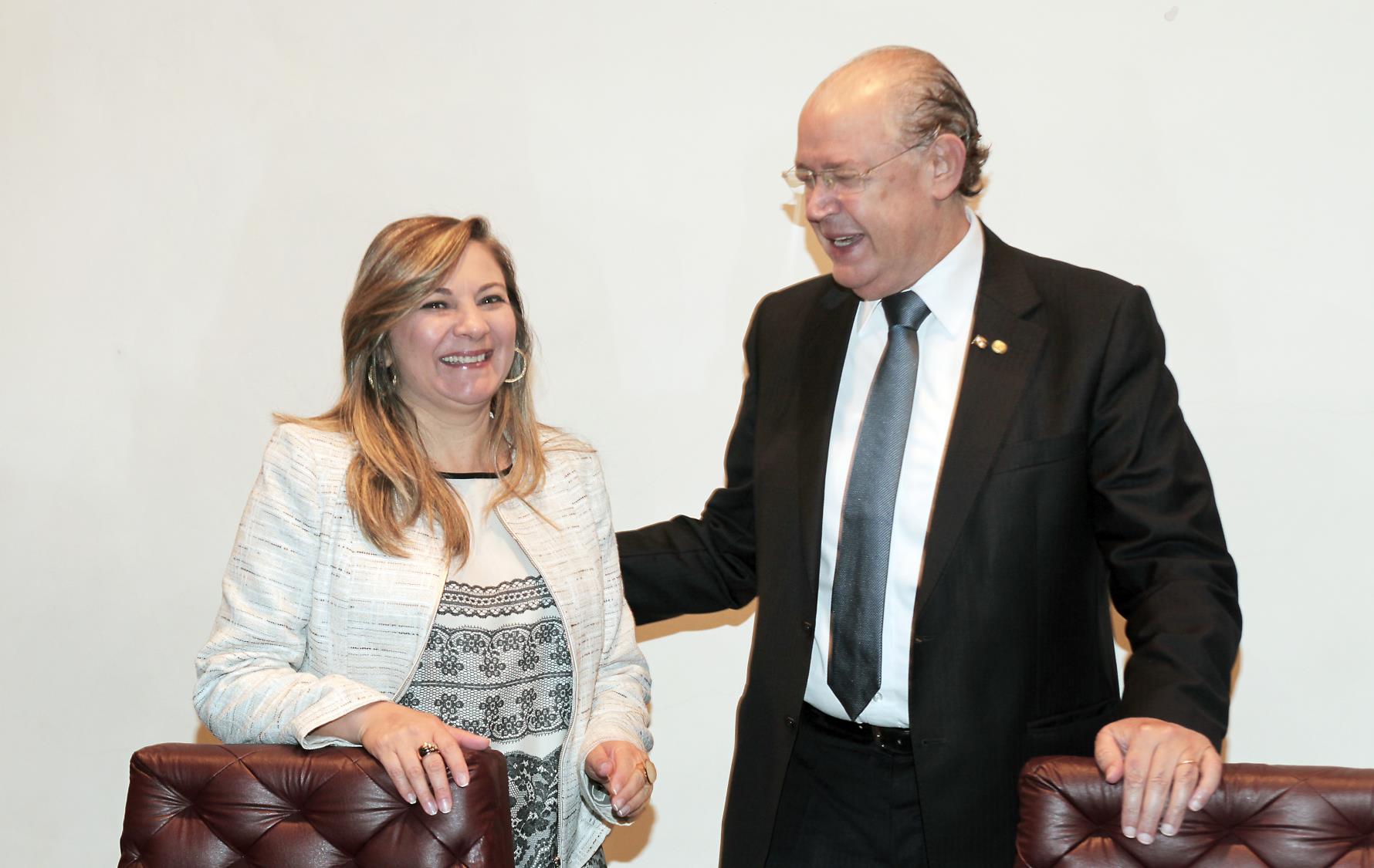 A secretária Jozélia Nogueira iniciou os trabalhos já na manhã dessa terça-feira (8). Antes, porém, acompanhada do diretor geral da pasta, Vitor Puppi, participou de solenidade de transmissão de cargo no Auditório da Secretaria da Fazenda. Ela substitui o deputado federal Luiz Carlos Hauly, que retorna à Câmara Federal.