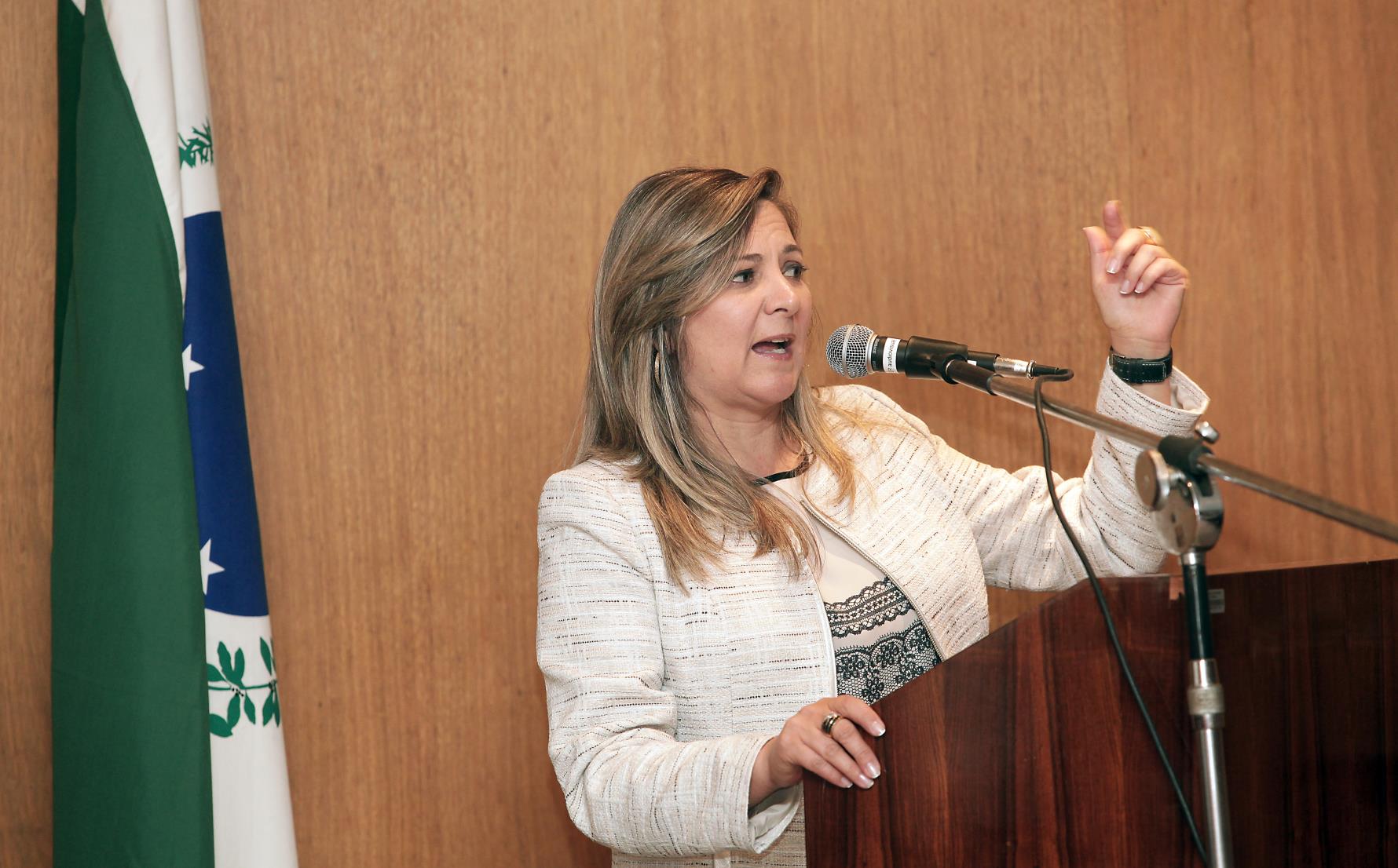 A secretária Jozélia Nogueira iniciou os trabalhos já na manhã dessa terça-feira (8). Antes, porém, acompanhada do diretor geral da pasta, Vitor Puppi, participou de solenidade de transmissão de cargo no Auditório da Secretaria da Fazenda. Ela substitui o deputado federal Luiz Carlos Hauly, que retorna à Câmara Federal.