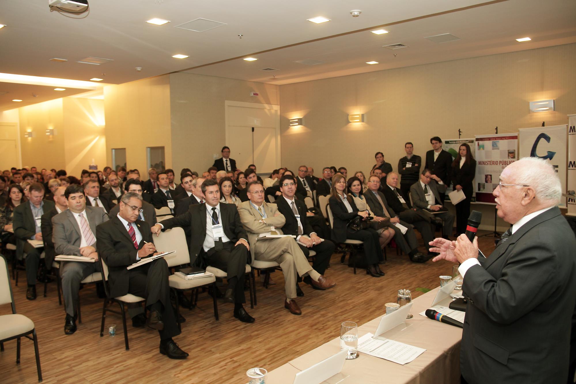 A Rede de Controle da Gestão Pública (RCGP/PR) realizou nesta quinta-feira (17), no auditório da Procuradoria-Geral do Estado, em Curitiba, o seu primeiro encontro estadual