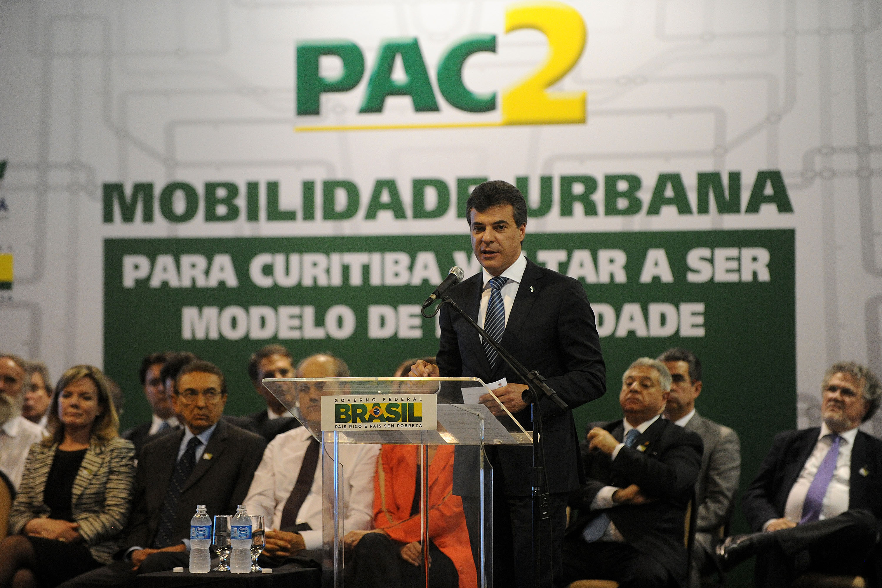 O governador Beto Richa anunciou nesta terça-feira (29/10), durante o evento com a presidente Dilma Rousseff, em Curitiba, a liberação pelo governo federal de financiamentos nacionais e internacionais para o Paraná que somam R$ 3,9 bilhões.