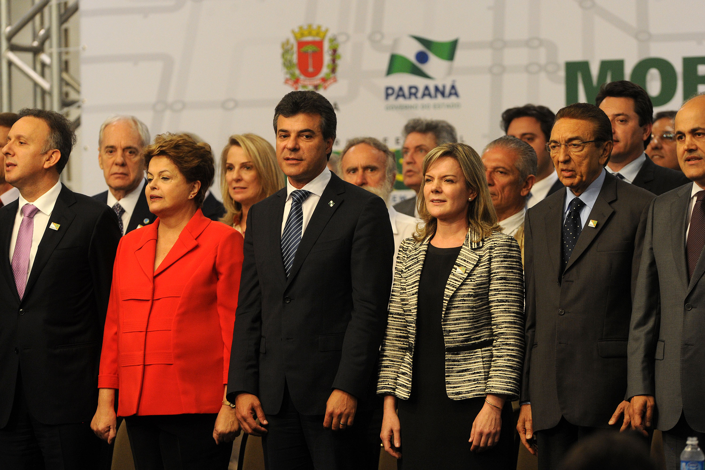 O governador Beto Richa anunciou nesta terça-feira (29/10), durante o evento com a presidente Dilma Rousseff, em Curitiba, a liberação pelo governo federal de financiamentos nacionais e internacionais para o Paraná que somam R$ 3,9 bilhões.