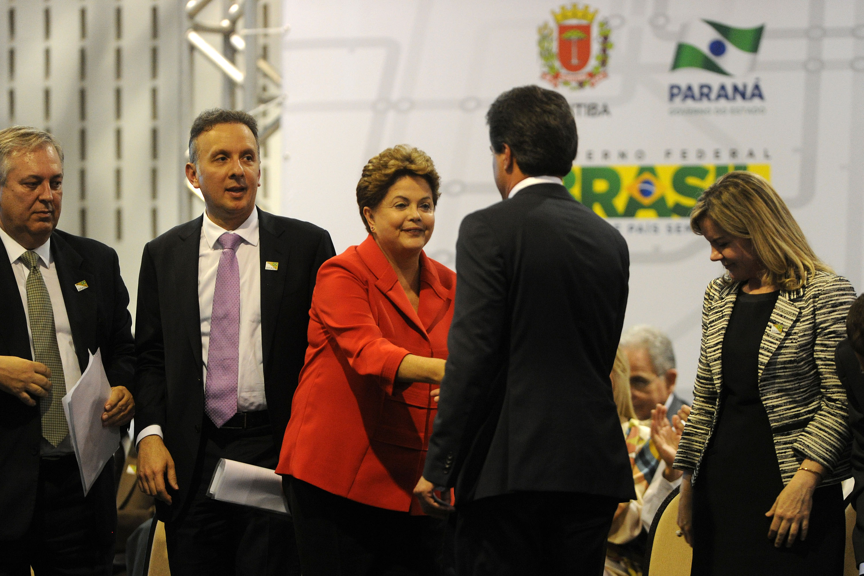 O governador Beto Richa anunciou nesta terça-feira (29/10), durante o evento com a presidente Dilma Rousseff, em Curitiba, a liberação pelo governo federal de financiamentos nacionais e internacionais para o Paraná que somam R$ 3,9 bilhões.