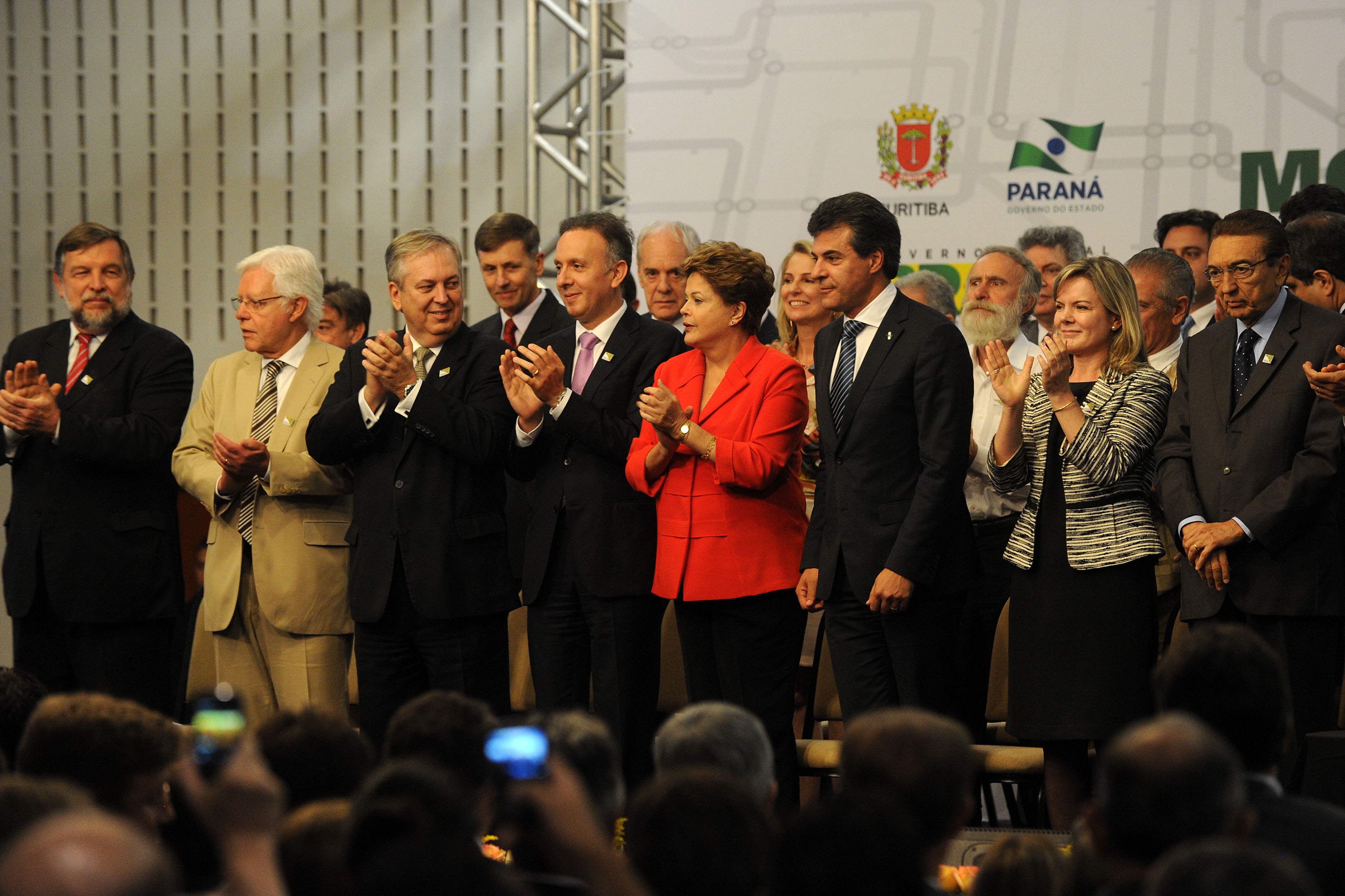O governador Beto Richa anunciou nesta terça-feira (29/10), durante o evento com a presidente Dilma Rousseff, em Curitiba, a liberação pelo governo federal de financiamentos nacionais e internacionais para o Paraná que somam R$ 3,9 bilhões.