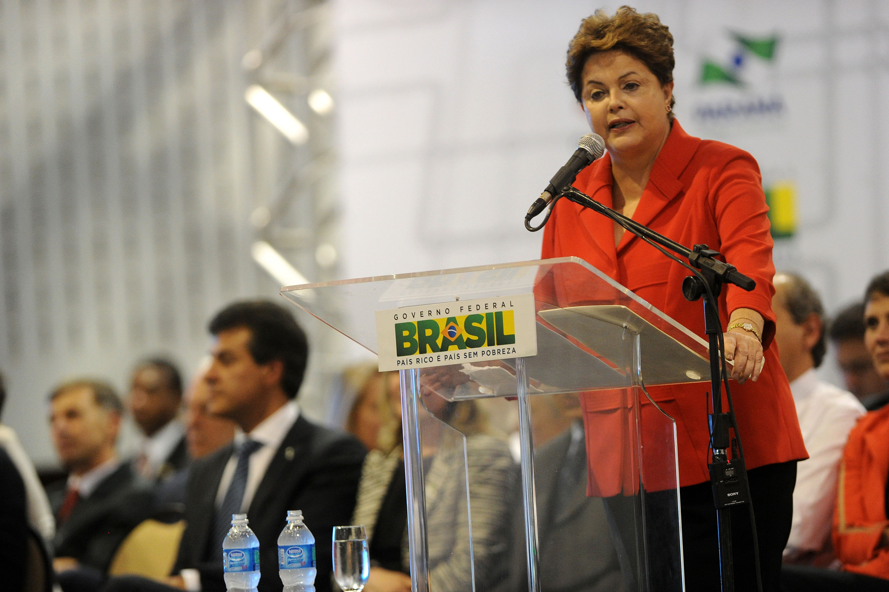 O governador Beto Richa anunciou nesta terça-feira (29/10), durante o evento com a presidente Dilma Rousseff, em Curitiba, a liberação pelo governo federal de financiamentos nacionais e internacionais para o Paraná que somam R$ 3,9 bilhões.