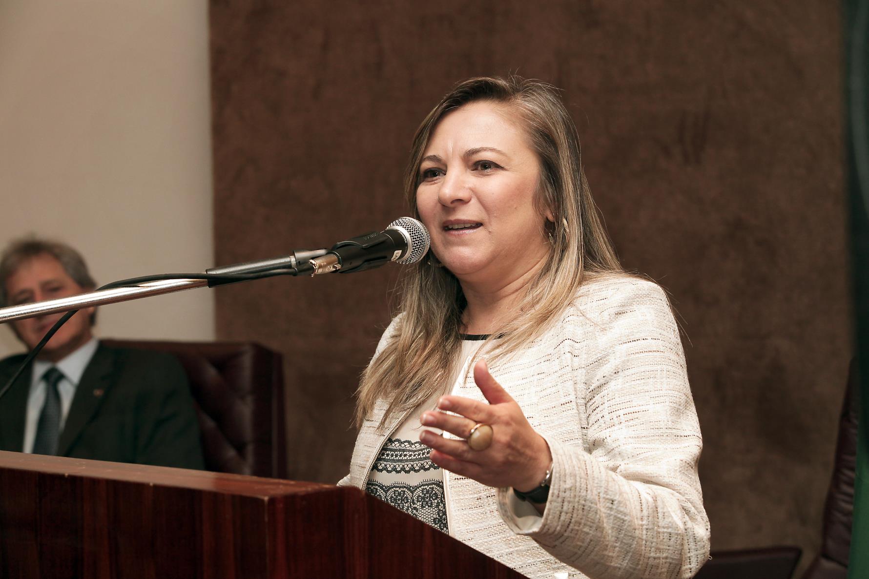 Nos nove primeiros meses do ano, o Governo do Paraná repassou aos municípios R$ 4,56 bilhões referentes às participações no ICMS (25%) e IPVA (50%). O valor corresponde ao aumento nominal de 11,13% sobre os R$ 4,10 bilhões depositados nas contas das prefeituras no mesmo período de 2012. Em setembro, as transferências foram de R$ 490,99 milhões, superando em 16,66% os R$ 420,88 milhões de igual mês do ano passado.