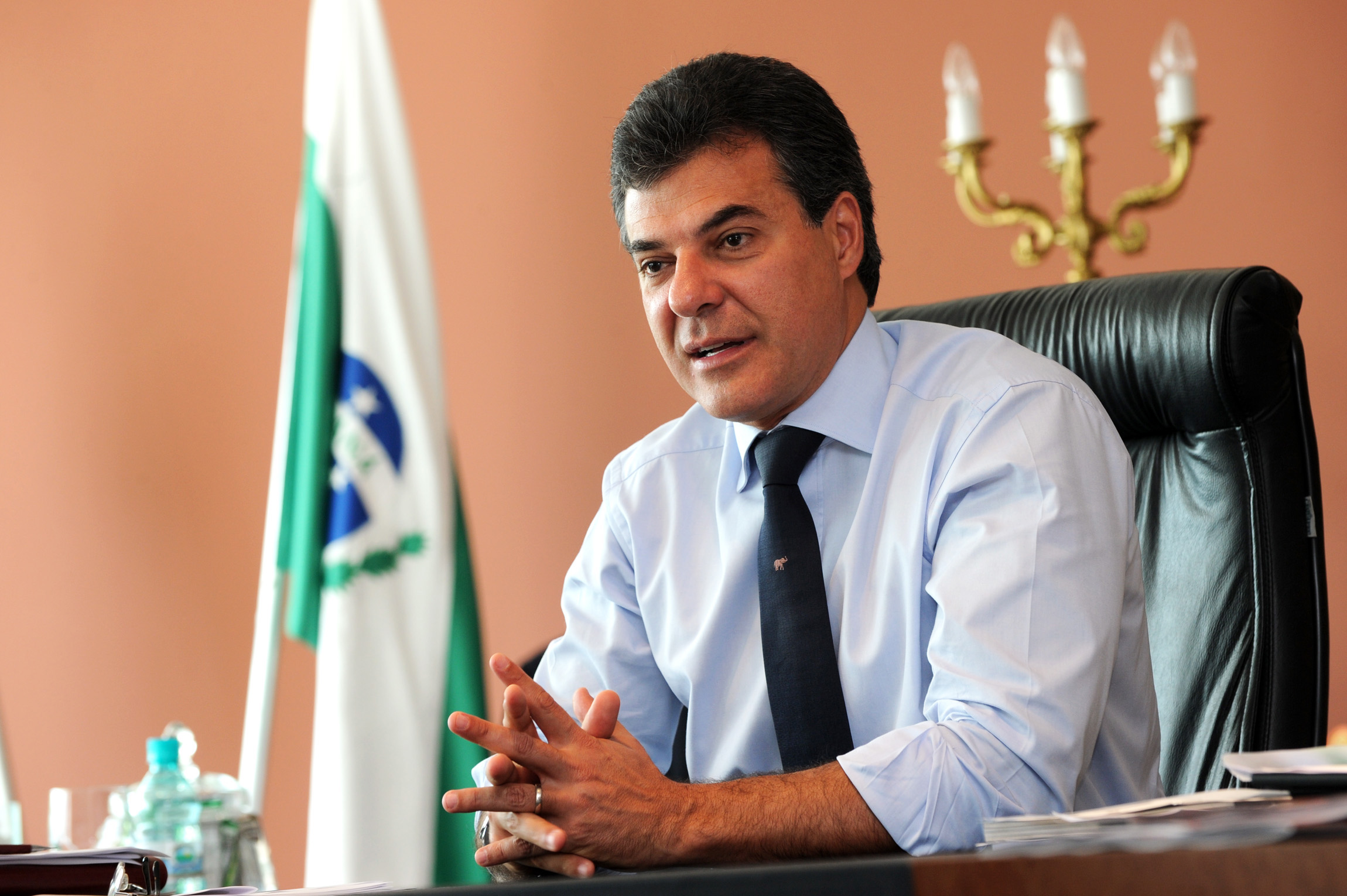 O Governo do Estado transferiu aos municípios no ano passado R$ 6,2 bilhões referentes ao Imposto sobre Circulação de Mercadorias e Serviços (ICMS) e Imposto sobre Propriedade de Veículo Automotivo (IPVA). O volume de recursos representa um acréscimo de R$ 831 milhões em relação às transferências feitas de janeiro a dezembro de 2012, quando os repasses somaram R$ 5,37 bilhões. O aumento nominal foi de 15,46%.