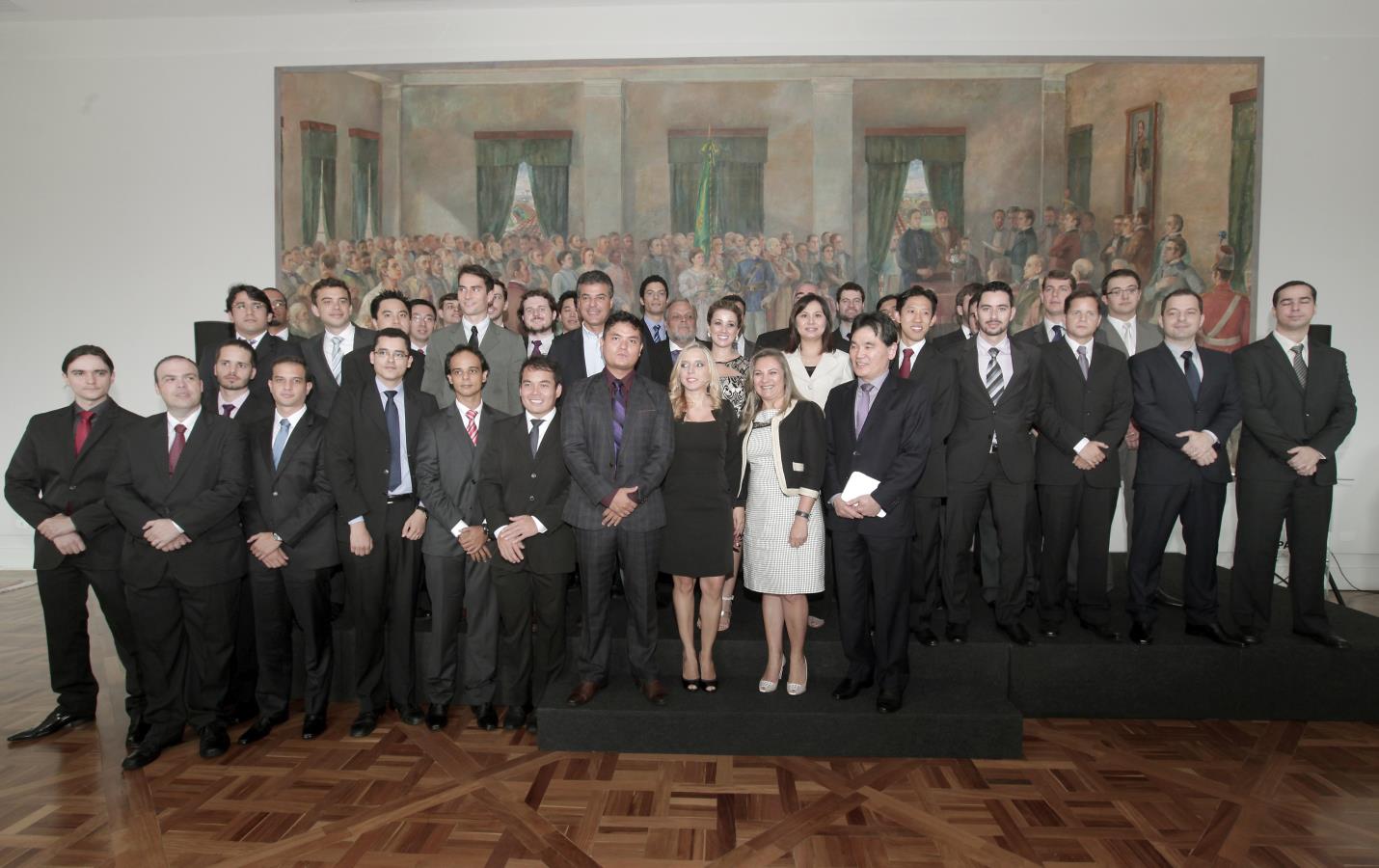 O governador Beto Richa assinou nesta quarta-feira (15/01), no Palácio Iguaçu, em Curitiba, o termo de posse de 38 novos auditores fiscais nível A, que ingressam no quadro funcional do Estado após passarem em concurso público realizado no ano passado