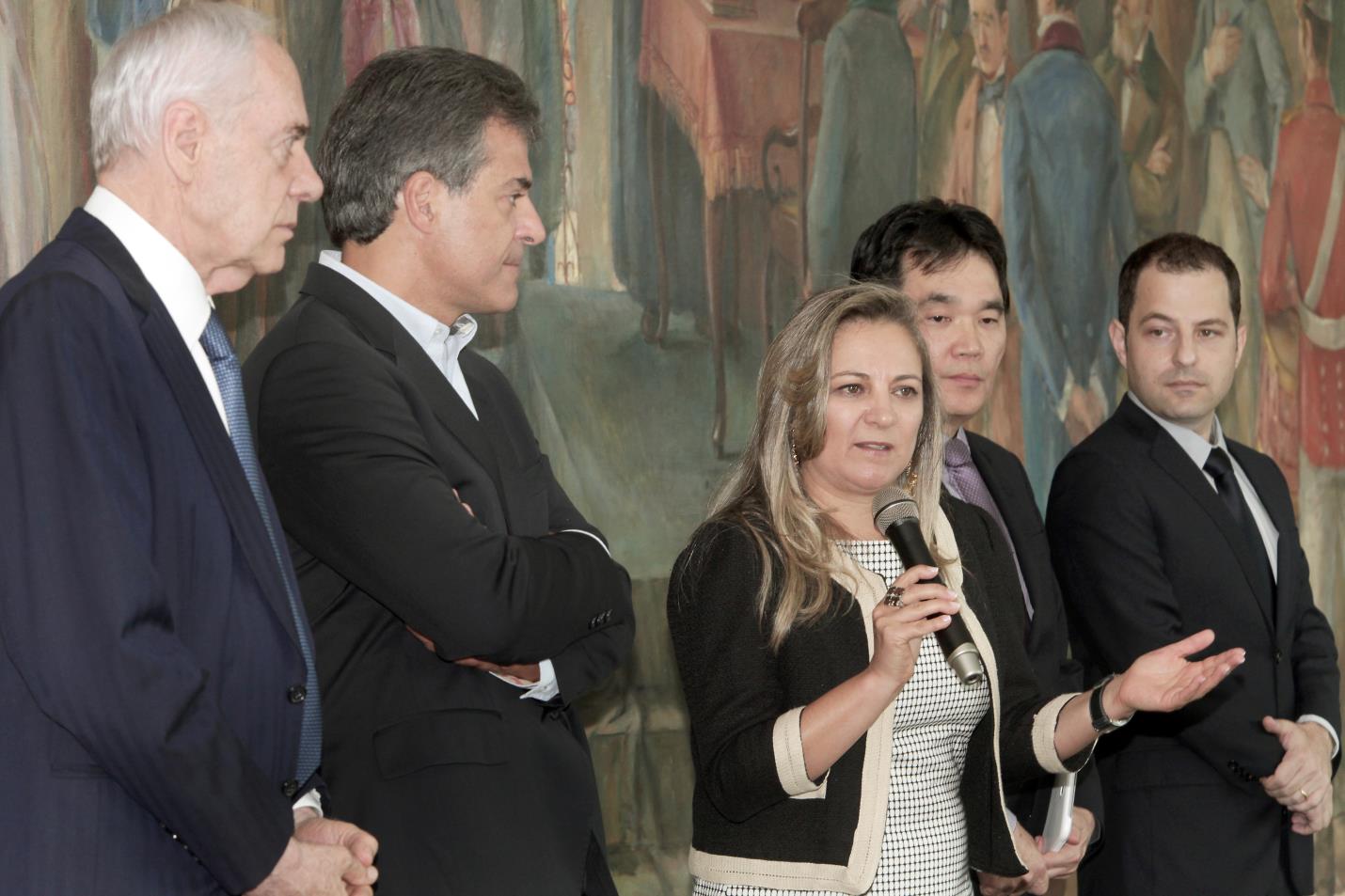 O governador Beto Richa assinou nesta quarta-feira (15/01), no Palácio Iguaçu, em Curitiba, o termo de posse de 38 novos auditores fiscais nível A, que ingressam no quadro funcional do Estado após passarem em concurso público realizado no ano passado