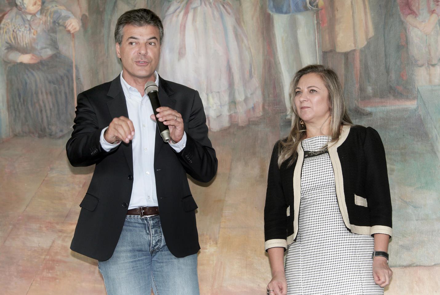 O governador Beto Richa assinou nesta quarta-feira (15/01), no Palácio Iguaçu, em Curitiba, o termo de posse de 38 novos auditores fiscais nível A, que ingressam no quadro funcional do Estado após passarem em concurso público realizado no ano passado