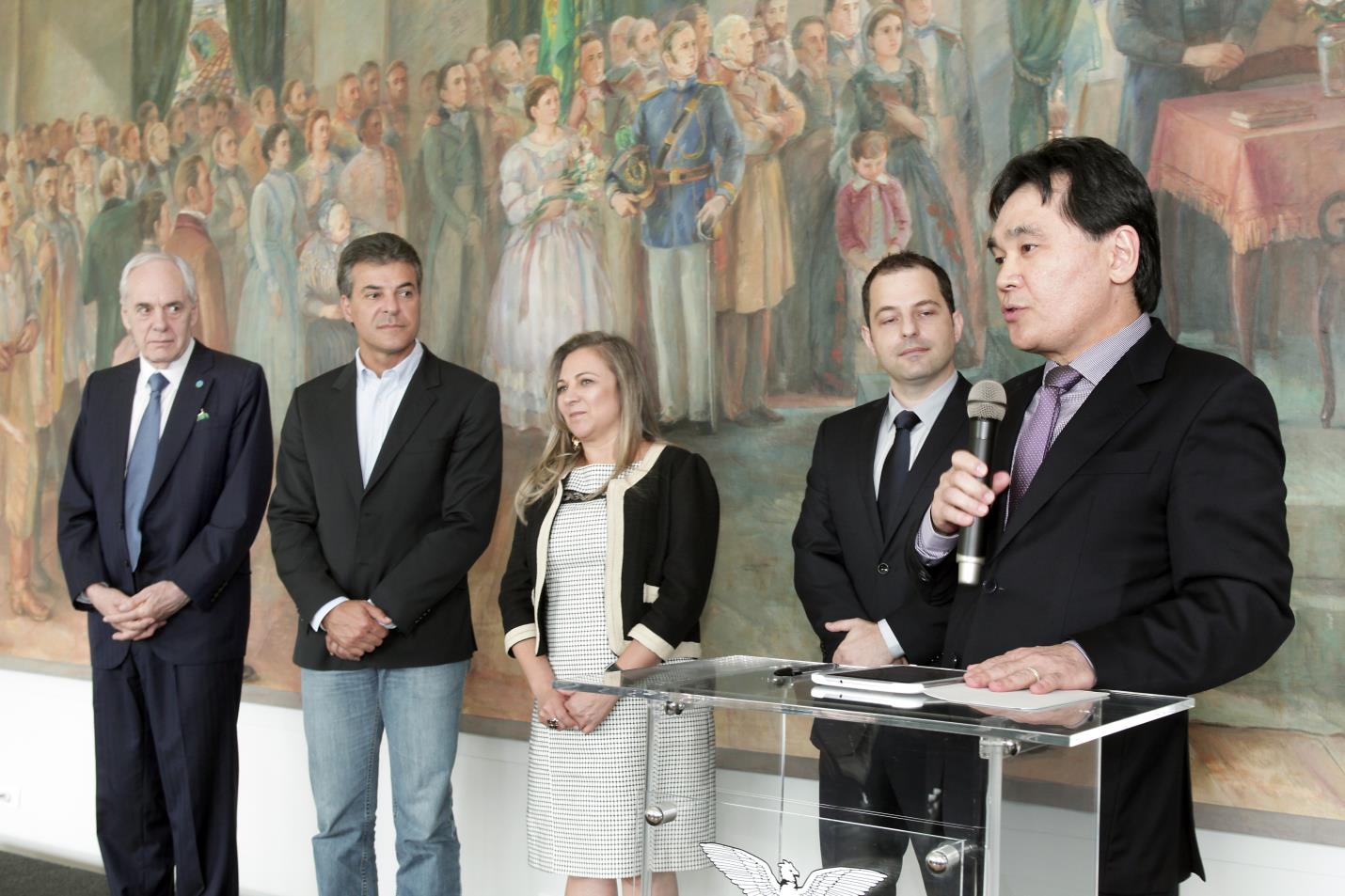 O governador Beto Richa assinou nesta quarta-feira (15/01), no Palácio Iguaçu, em Curitiba, o termo de posse de 38 novos auditores fiscais nível A, que ingressam no quadro funcional do Estado após passarem em concurso público realizado no ano passado