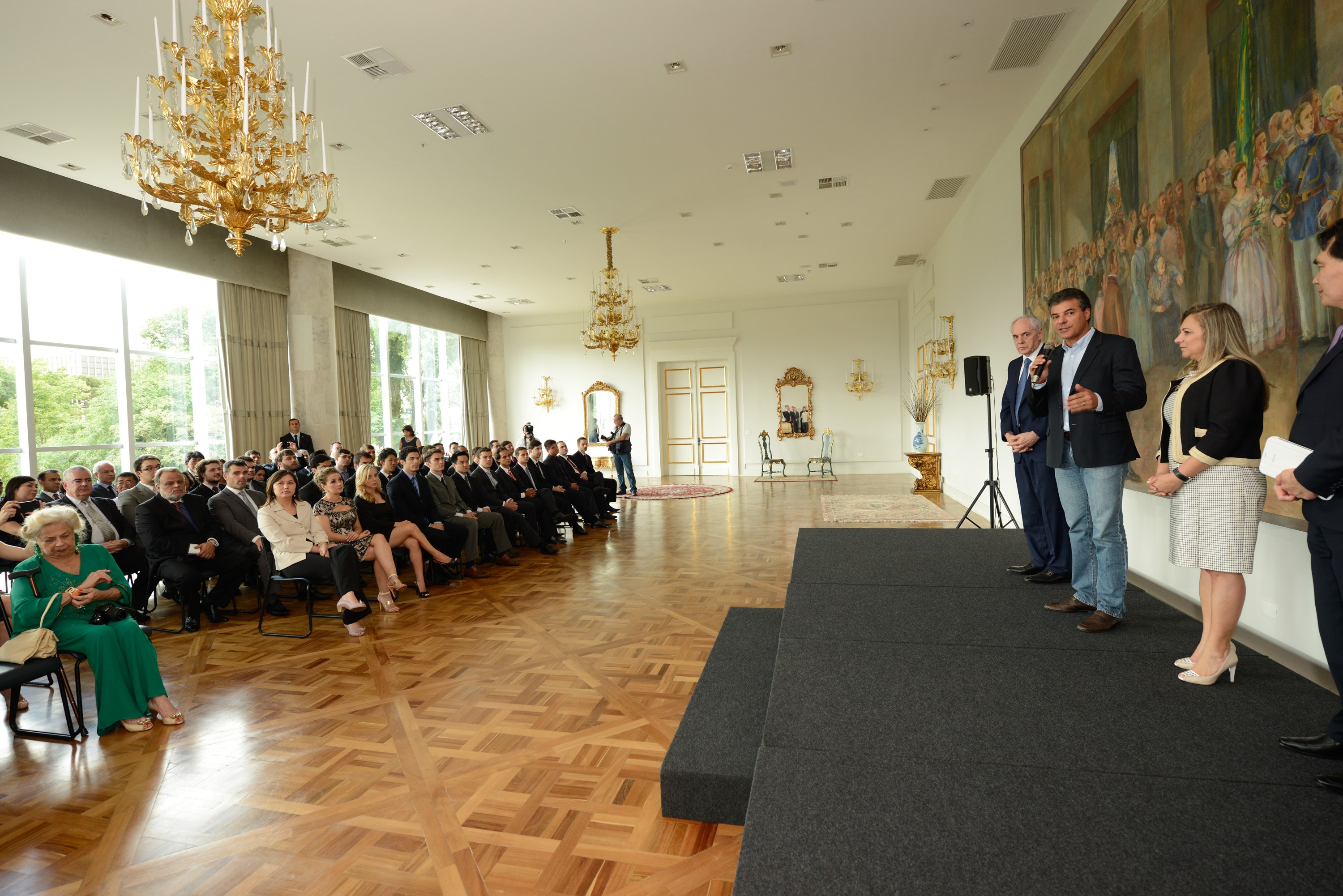 O governador Beto Richa assinou nesta quarta-feira (15/01), no Palácio Iguaçu, em Curitiba, o termo de posse de 38 novos auditores fiscais nível A, que ingressam no quadro funcional do Estado após passarem em concurso público realizado no ano passado