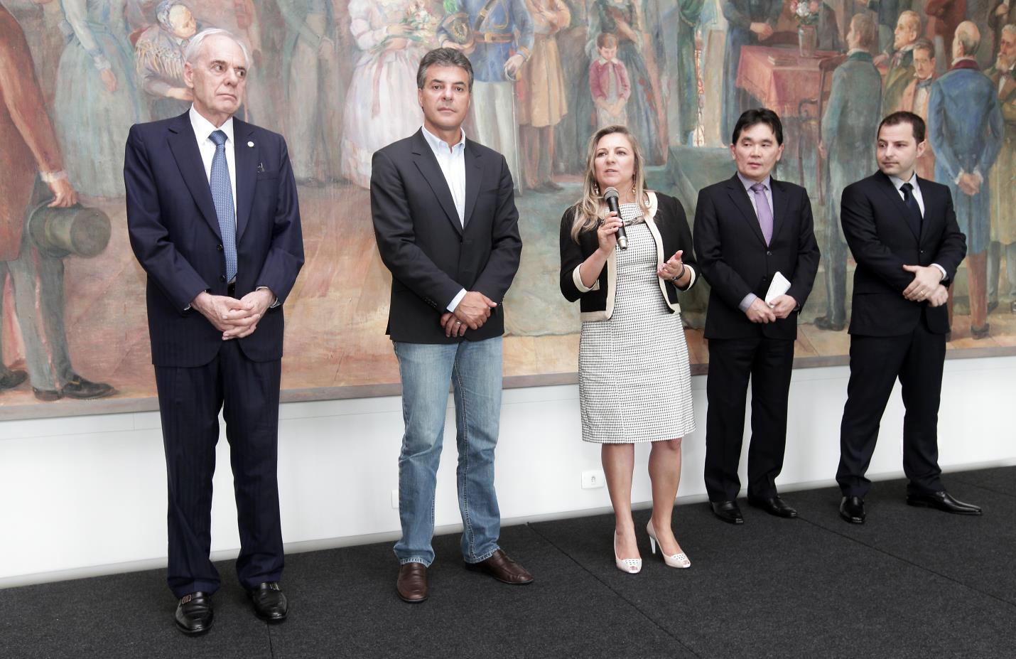 O governador Beto Richa assinou nesta quarta-feira (15/01), no Palácio Iguaçu, em Curitiba, o termo de posse de 38 novos auditores fiscais nível A, que ingressam no quadro funcional do Estado após passarem em concurso público realizado no ano passado