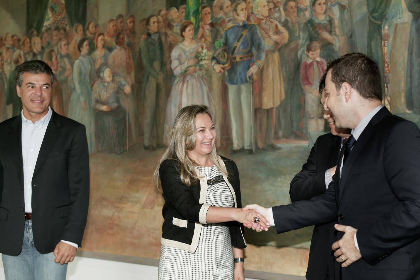 O governador Beto Richa assinou nesta quarta-feira (15/01), no Palácio Iguaçu, em Curitiba, o termo de posse de 38 novos auditores fiscais nível A, que ingressam no quadro funcional do Estado após passarem em concurso público realizado no ano passado