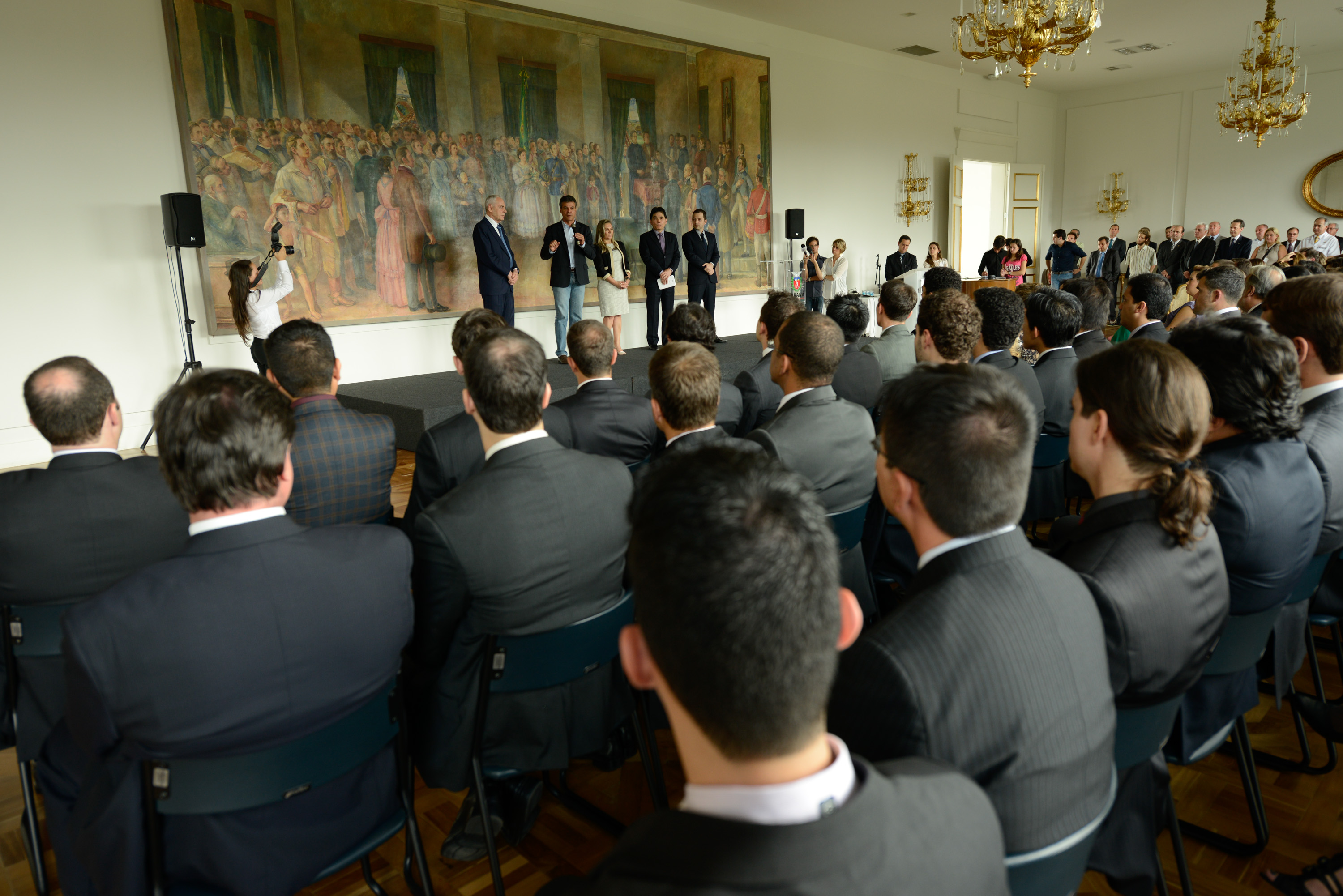 O governador Beto Richa assinou nesta quarta-feira (15/01), no Palácio Iguaçu, em Curitiba, o termo de posse de 38 novos auditores fiscais nível A, que ingressam no quadro funcional do Estado após passarem em concurso público realizado no ano passado