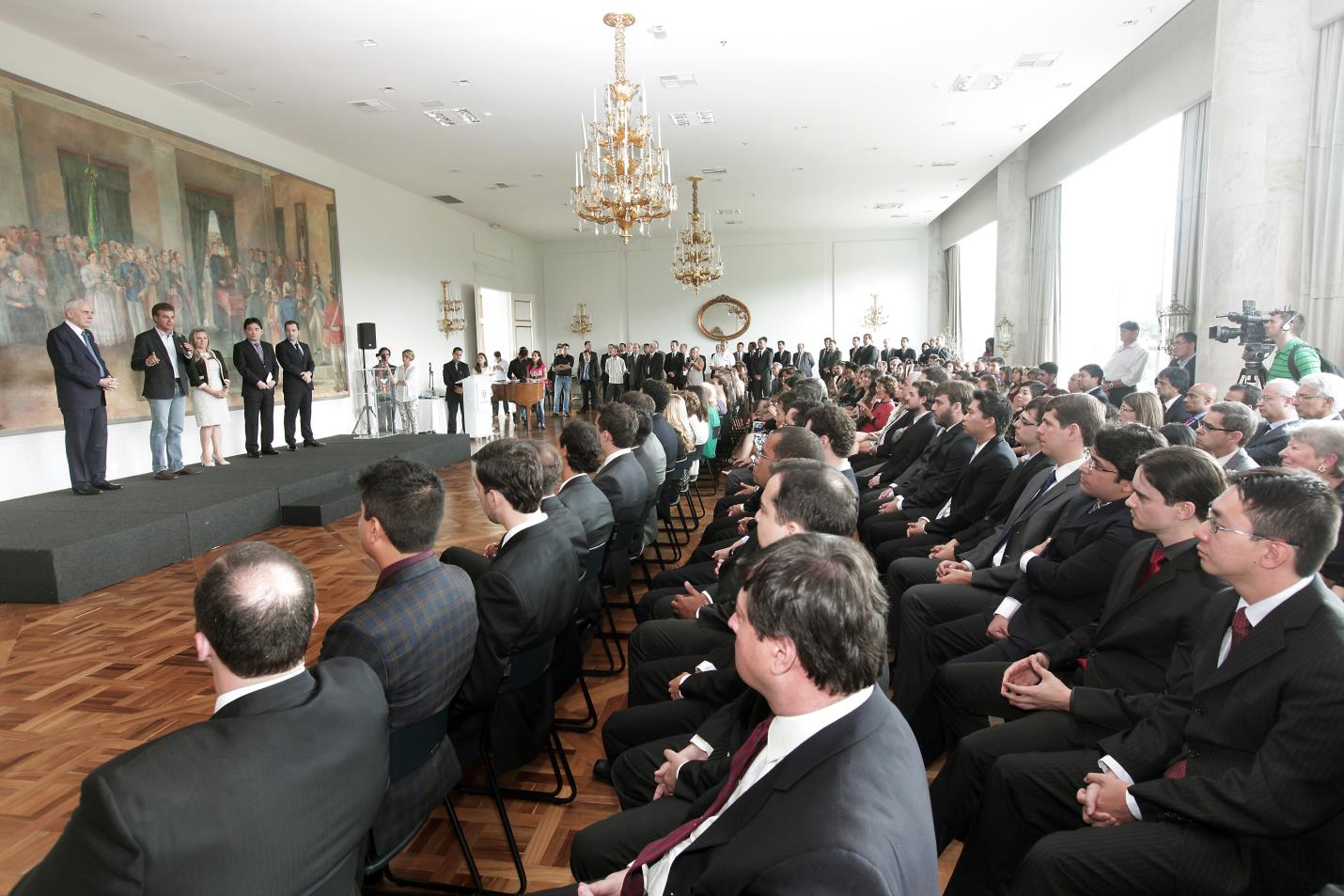 O governador Beto Richa assinou nesta quarta-feira (15/01), no Palácio Iguaçu, em Curitiba, o termo de posse de 38 novos auditores fiscais nível A, que ingressam no quadro funcional do Estado após passarem em concurso público realizado no ano passado