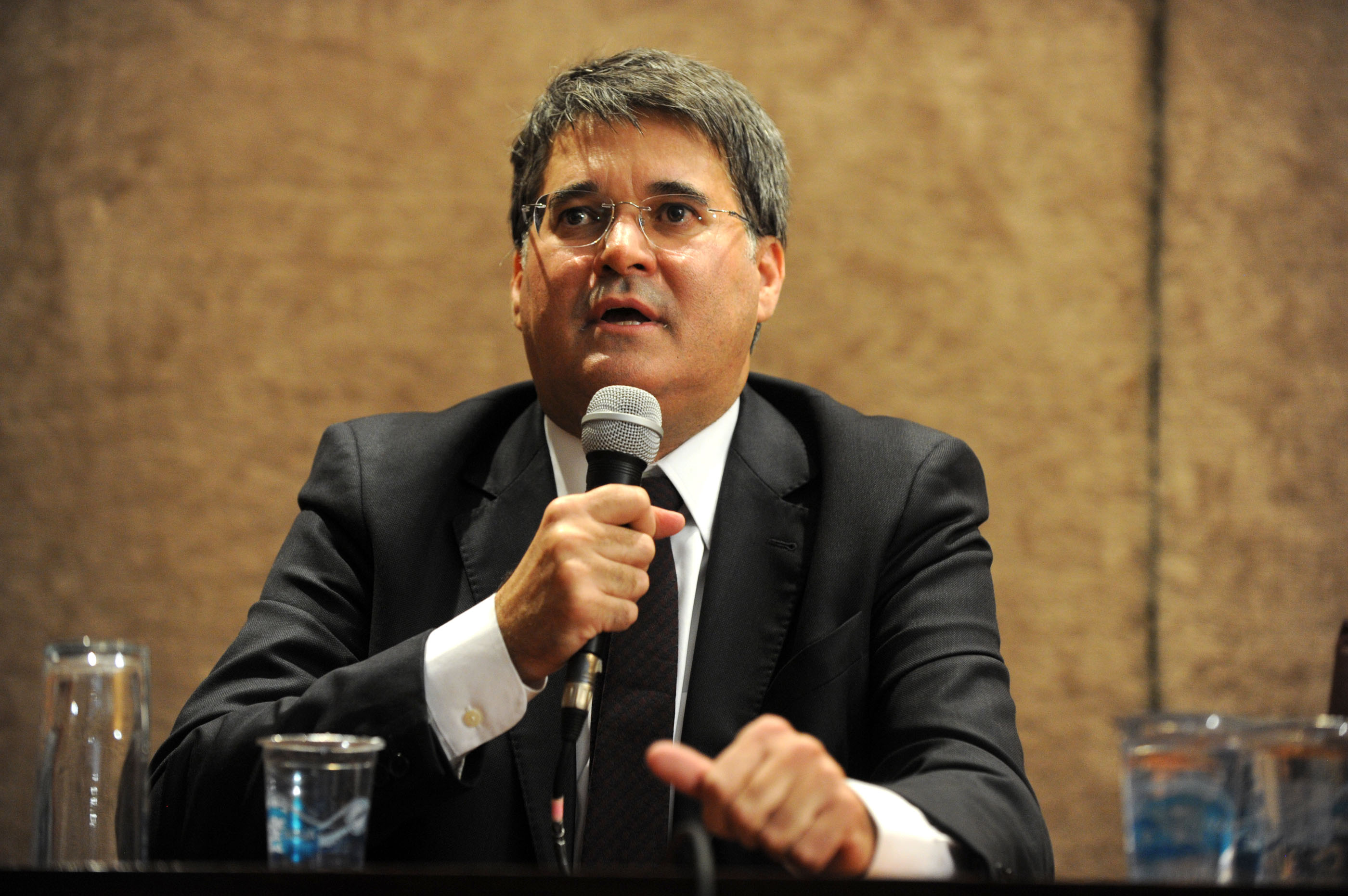 “Trabalho, trabalho e trabalho.” Assim o novo secretário da Fazenda, Luiz Eduardo Sebastiani, definiu como será sua gestão à frente da pasta. Ele destacou que para isso conta com um grupo de elite do funcionalismo público, ao se referir aos auditores fiscais e demais funcionários da secretaria e da Receita Estadual.