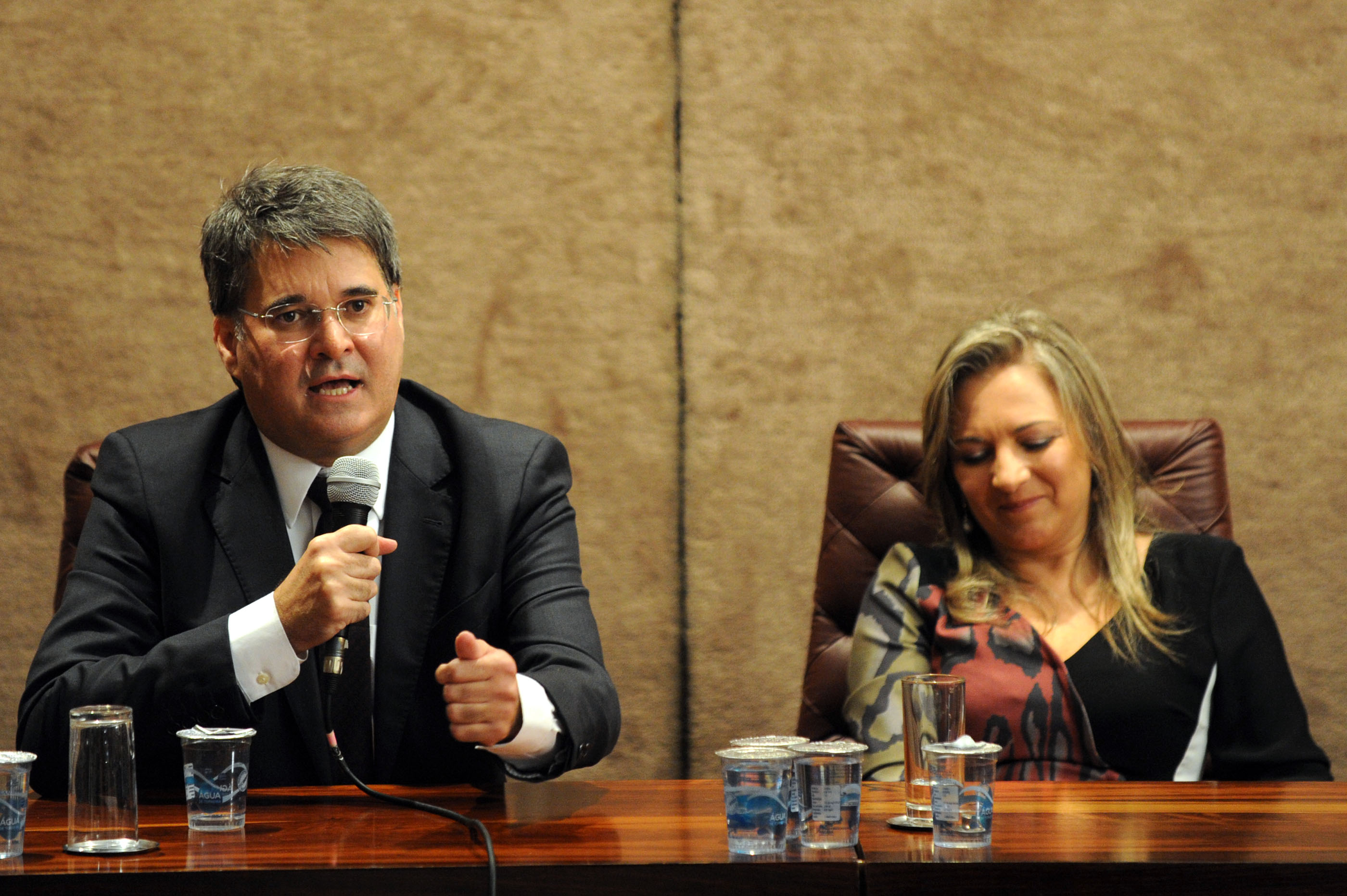 “Trabalho, trabalho e trabalho.” Assim o novo secretário da Fazenda, Luiz Eduardo Sebastiani, definiu como será sua gestão à frente da pasta. Ele destacou que para isso conta com um grupo de elite do funcionalismo público, ao se referir aos auditores fiscais e demais funcionários da secretaria e da Receita Estadual.