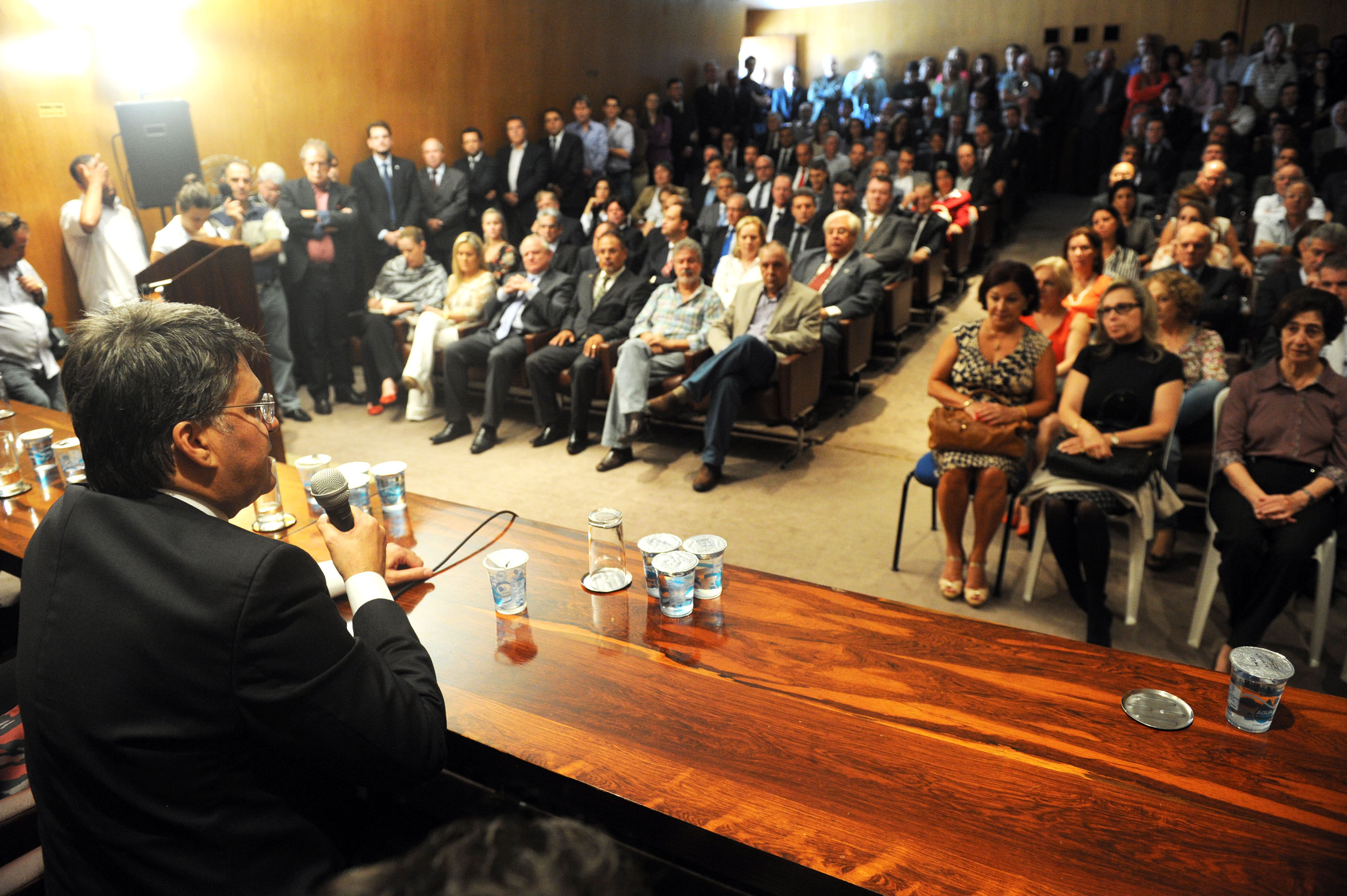“Trabalho, trabalho e trabalho.” Assim o novo secretário da Fazenda, Luiz Eduardo Sebastiani, definiu como será sua gestão à frente da pasta. Ele destacou que para isso conta com um grupo de elite do funcionalismo público, ao se referir aos auditores fiscais e demais funcionários da secretaria e da Receita Estadual.