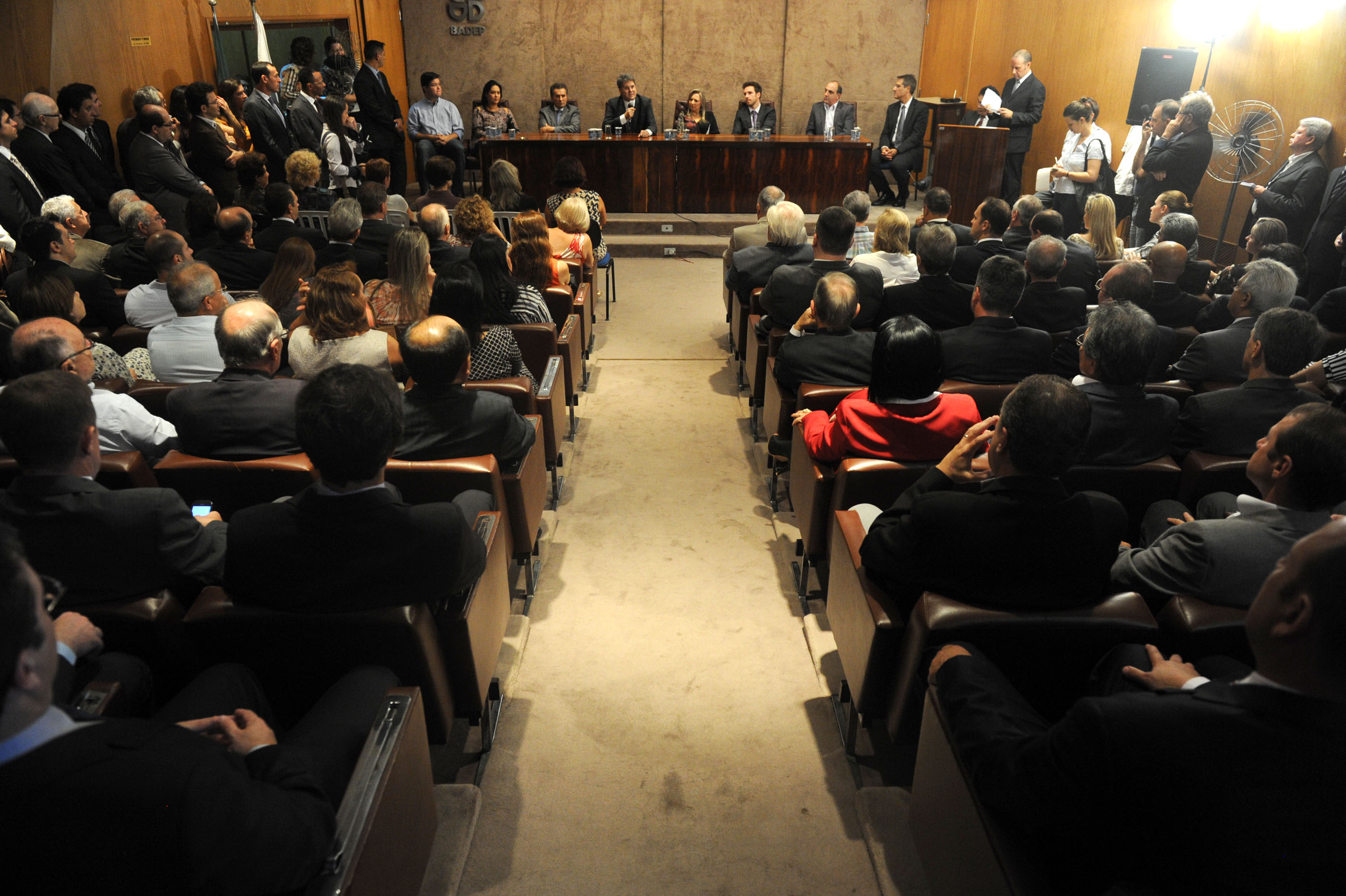 “Trabalho, trabalho e trabalho.” Assim o novo secretário da Fazenda, Luiz Eduardo Sebastiani, definiu como será sua gestão à frente da pasta. Ele destacou que para isso conta com um grupo de elite do funcionalismo público, ao se referir aos auditores fiscais e demais funcionários da secretaria e da Receita Estadual.