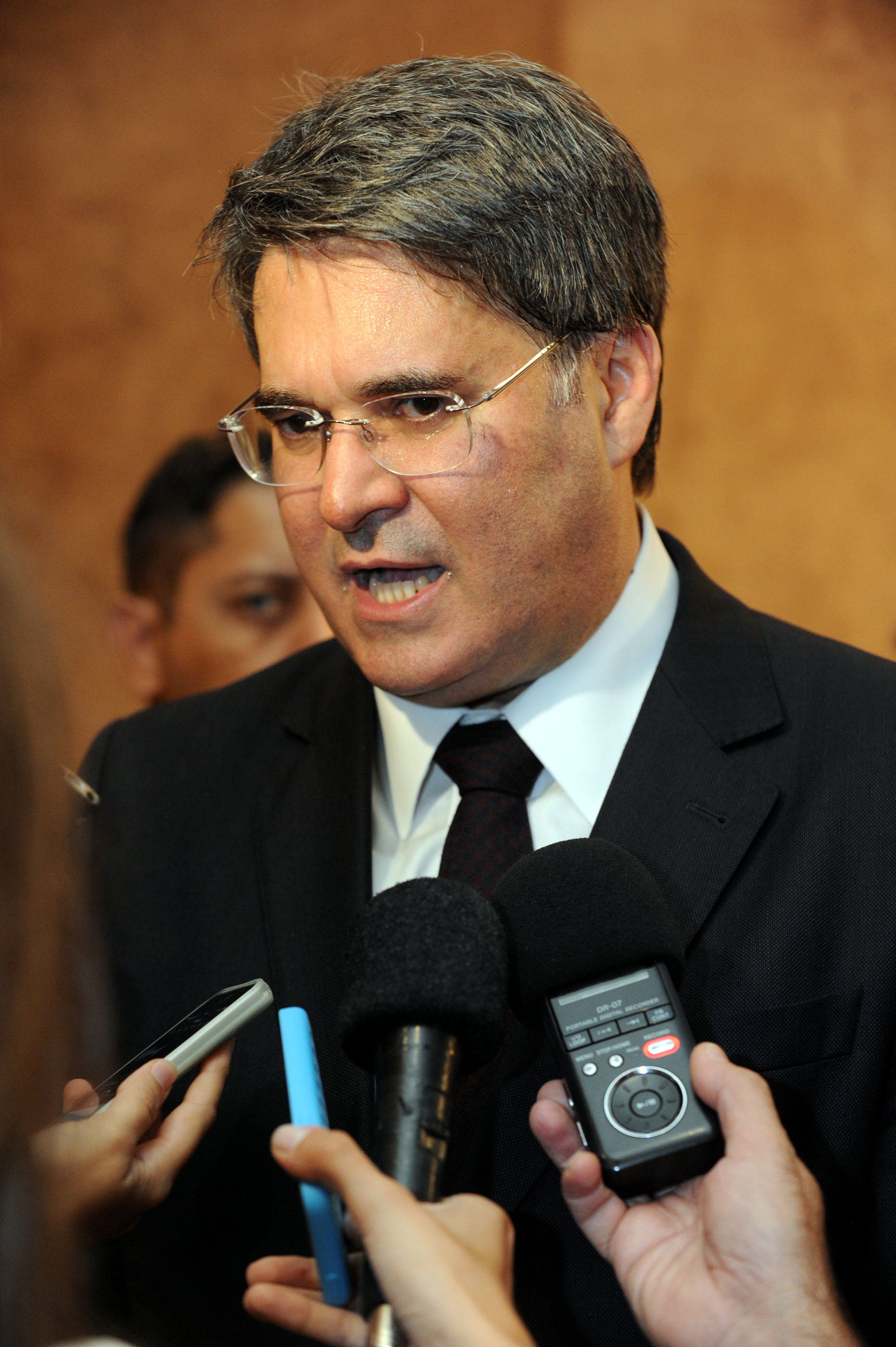 A liquidação de pendências atinge 85% do total de fornecedores que têm débitos a receber do Estado. Montante de restos a pagar até 31 de dezembro de 2013, empenhados e liquidados, é de R$ 637,8 milhões, informou o secretário da Fazenda, Luiz Eduardo Sebastiani.