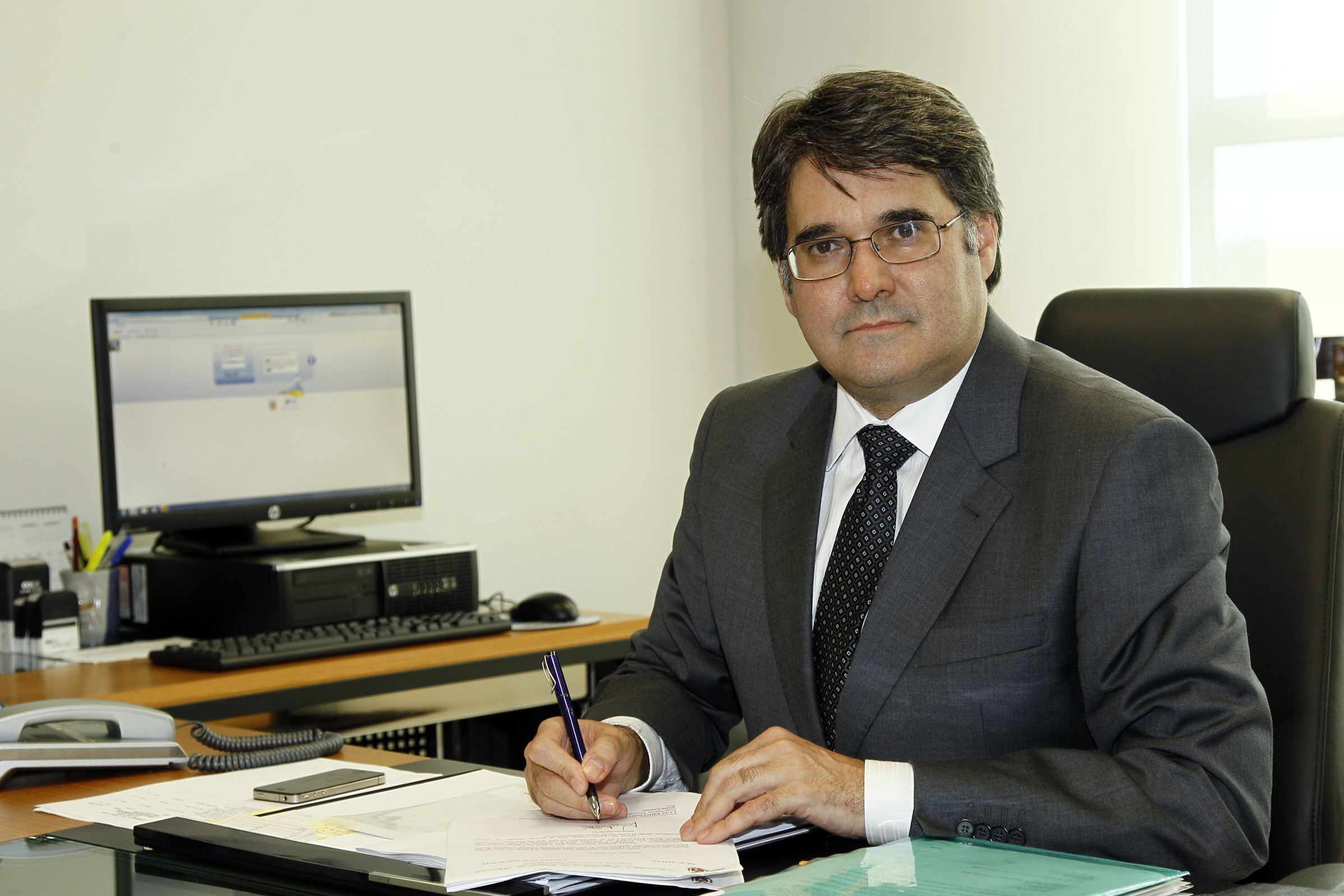 Nos dois primeiros meses do ano, o Governo do Paraná depositou nas contas dos municípios R$ 1,23 bilhão referentes à participação no Imposto sobre Circulação de Mercadorias e Serviços (ICMS) e Imposto sobre Propriedade de Veículos Automotores (IPVA). O valor representa aumento de 9,07% sobre o repasse de R$ 1,13 bilhão de igual período de 2013.