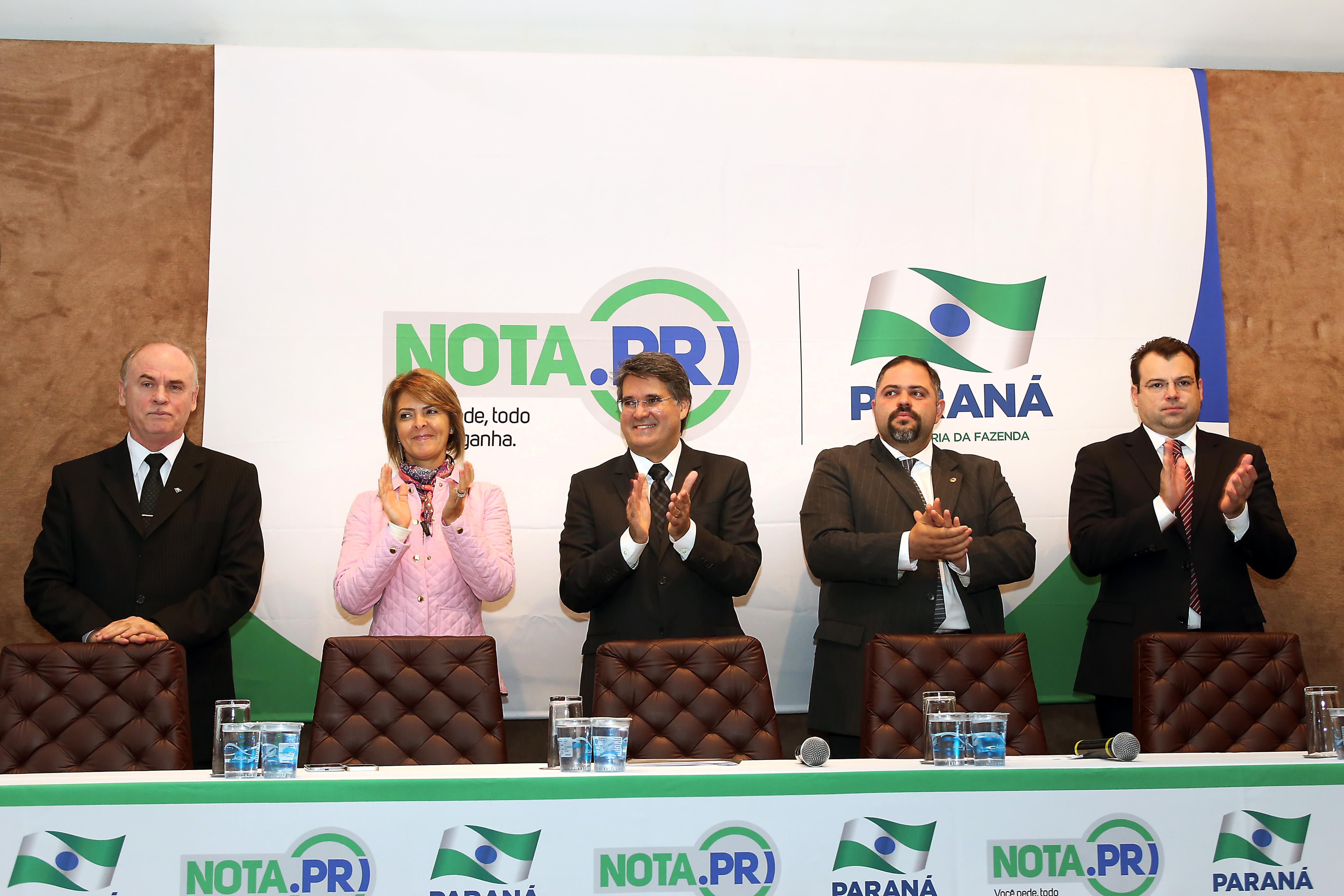 A Nota Fiscal Paranaense, lançada nesta quarta-feira (16) pelas Secretarias de Estado da Fazenda e da Comunicação Social, é uma campanha de cidadania fiscal para incentivar o consumidor a exigir o cupom fiscal ao fazer compras no comércio varejista do Estado. Como estímulo, haverá prêmios em dinheiro. Os sorteios serão semanais, mensais e trimestrais, com prêmios que vão de R$ 10 mil e R$ 100 mil.