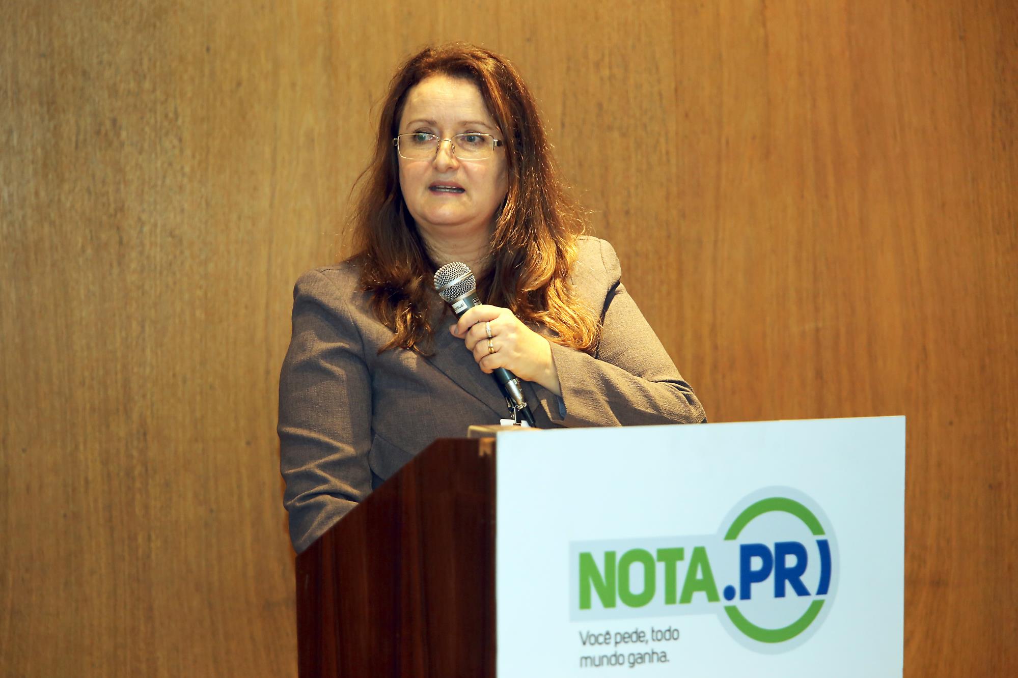 A Nota Fiscal Paranaense, lançada nesta quarta-feira (16) pelas Secretarias de Estado da Fazenda e da Comunicação Social, é uma campanha de cidadania fiscal para incentivar o consumidor a exigir o cupom fiscal ao fazer compras no comércio varejista do Estado. Como estímulo, haverá prêmios em dinheiro. Os sorteios serão semanais, mensais e trimestrais, com prêmios que vão de R$ 10 mil e R$ 100 mil.