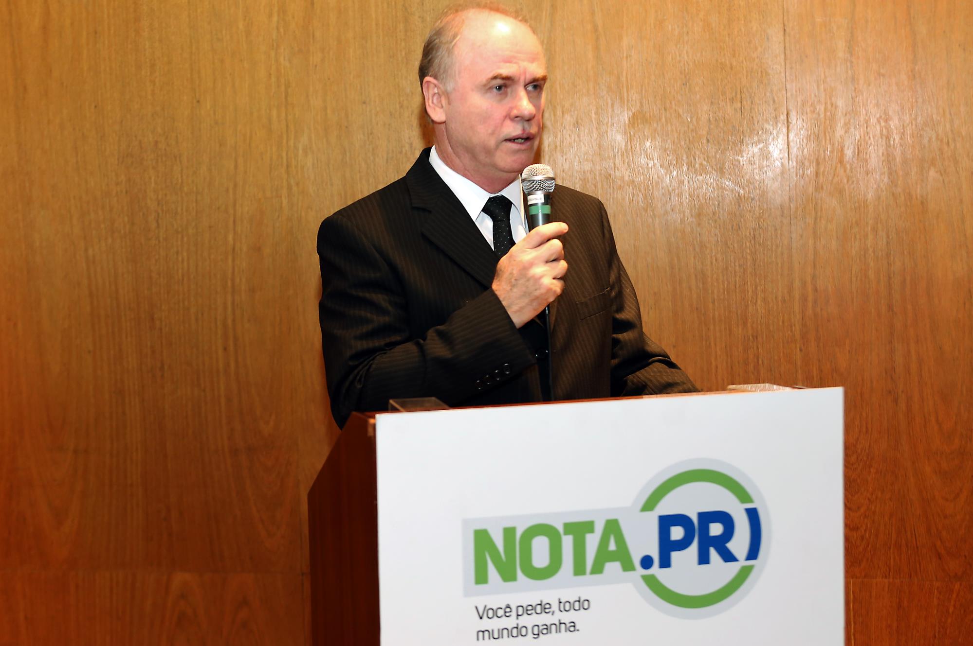 A Nota Fiscal Paranaense, lançada nesta quarta-feira (16) pelas Secretarias de Estado da Fazenda e da Comunicação Social, é uma campanha de cidadania fiscal para incentivar o consumidor a exigir o cupom fiscal ao fazer compras no comércio varejista do Estado. Como estímulo, haverá prêmios em dinheiro. Os sorteios serão semanais, mensais e trimestrais, com prêmios que vão de R$ 10 mil e R$ 100 mil.