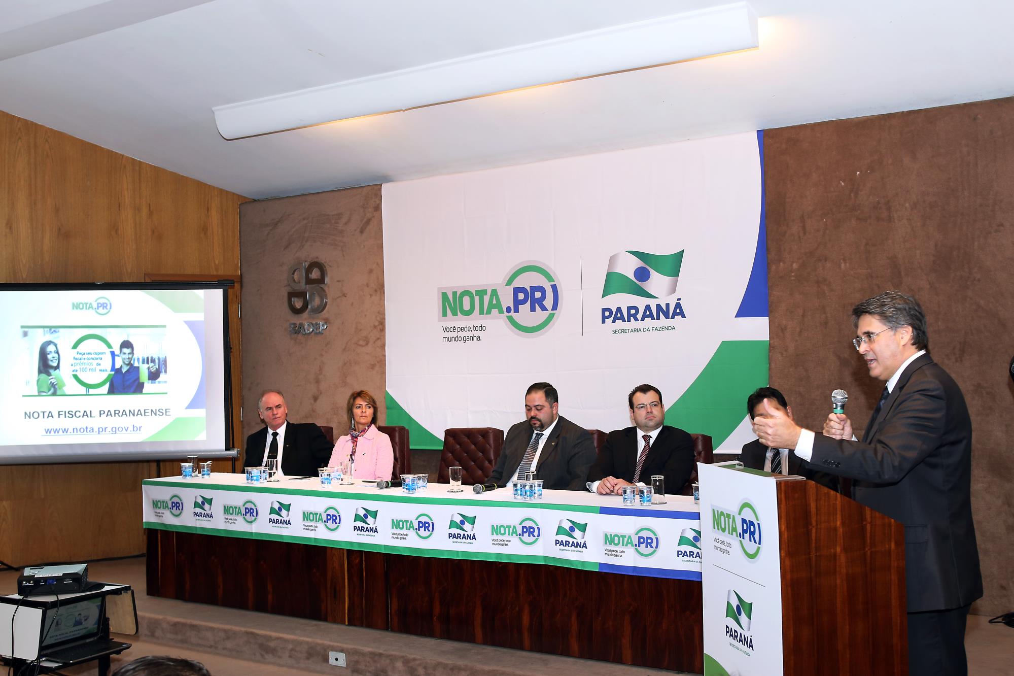 A Nota Fiscal Paranaense, lançada nesta quarta-feira (16) pelas Secretarias de Estado da Fazenda e da Comunicação Social, é uma campanha de cidadania fiscal para incentivar o consumidor a exigir o cupom fiscal ao fazer compras no comércio varejista do Estado. Como estímulo, haverá prêmios em dinheiro. Os sorteios serão semanais, mensais e trimestrais, com prêmios que vão de R$ 10 mil e R$ 100 mil.