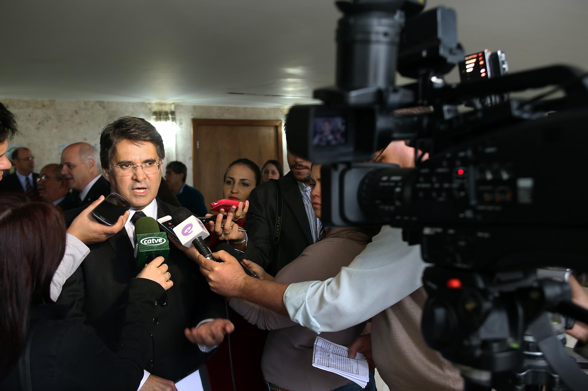 A Nota Fiscal Paranaense, lançada nesta quarta-feira (16) pelas Secretarias de Estado da Fazenda e da Comunicação Social, é uma campanha de cidadania fiscal para incentivar o consumidor a exigir o cupom fiscal ao fazer compras no comércio varejista do Estado. Como estímulo, haverá prêmios em dinheiro. Os sorteios serão semanais, mensais e trimestrais, com prêmios que vão de R$ 10 mil e R$ 100 mil.