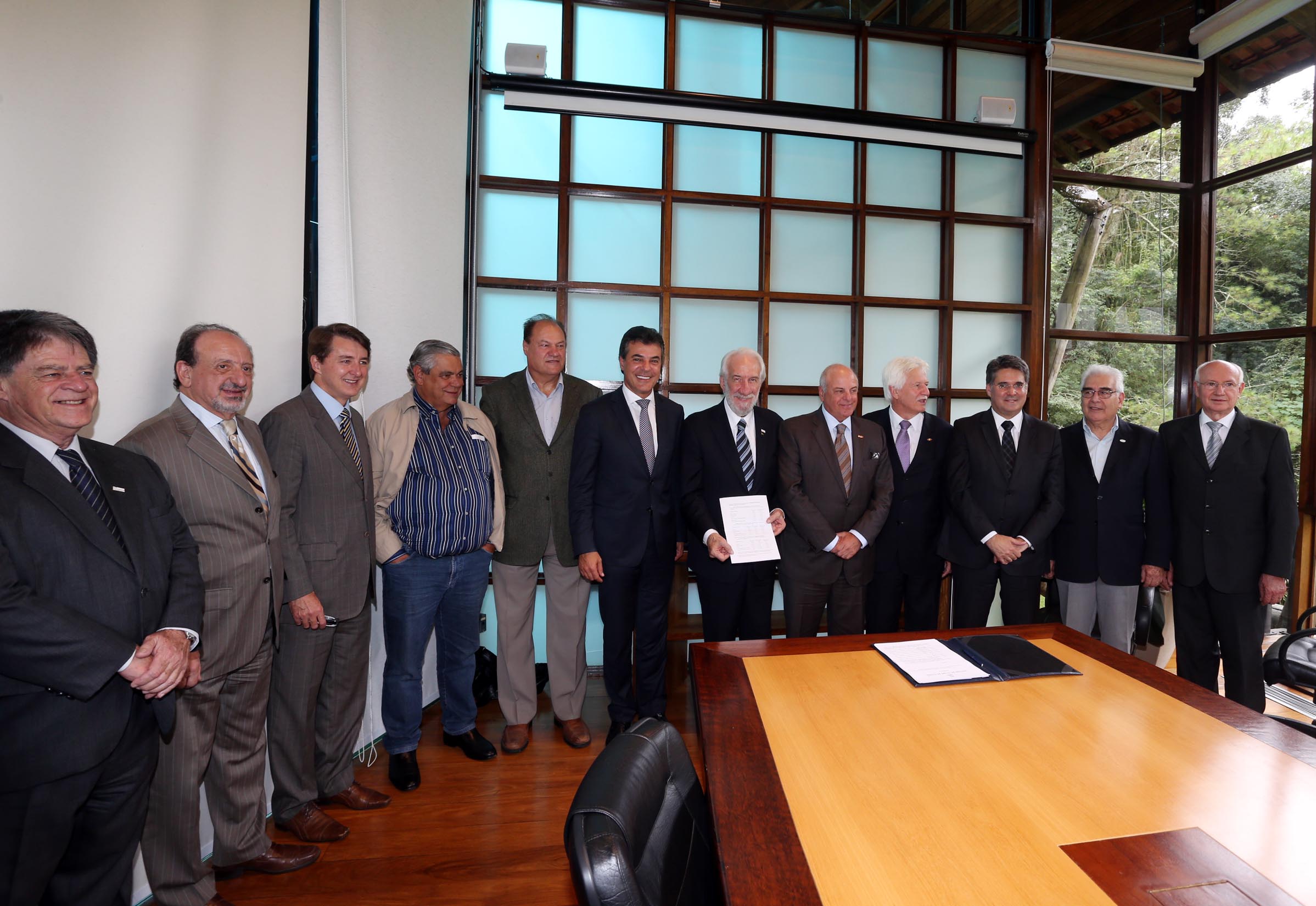 O governador Beto Richa assinou nesta quarta-feira (23) um conjunto de decretos que alteram o regime de substituição tributária no Estado e reduzem o imposto que incide na industrialização de instrumentos musicais, bicicletas e peças, brinquedos, produtos alimentícios, artefatos de uso doméstico, artigos de papelaria e materiais de limpeza.