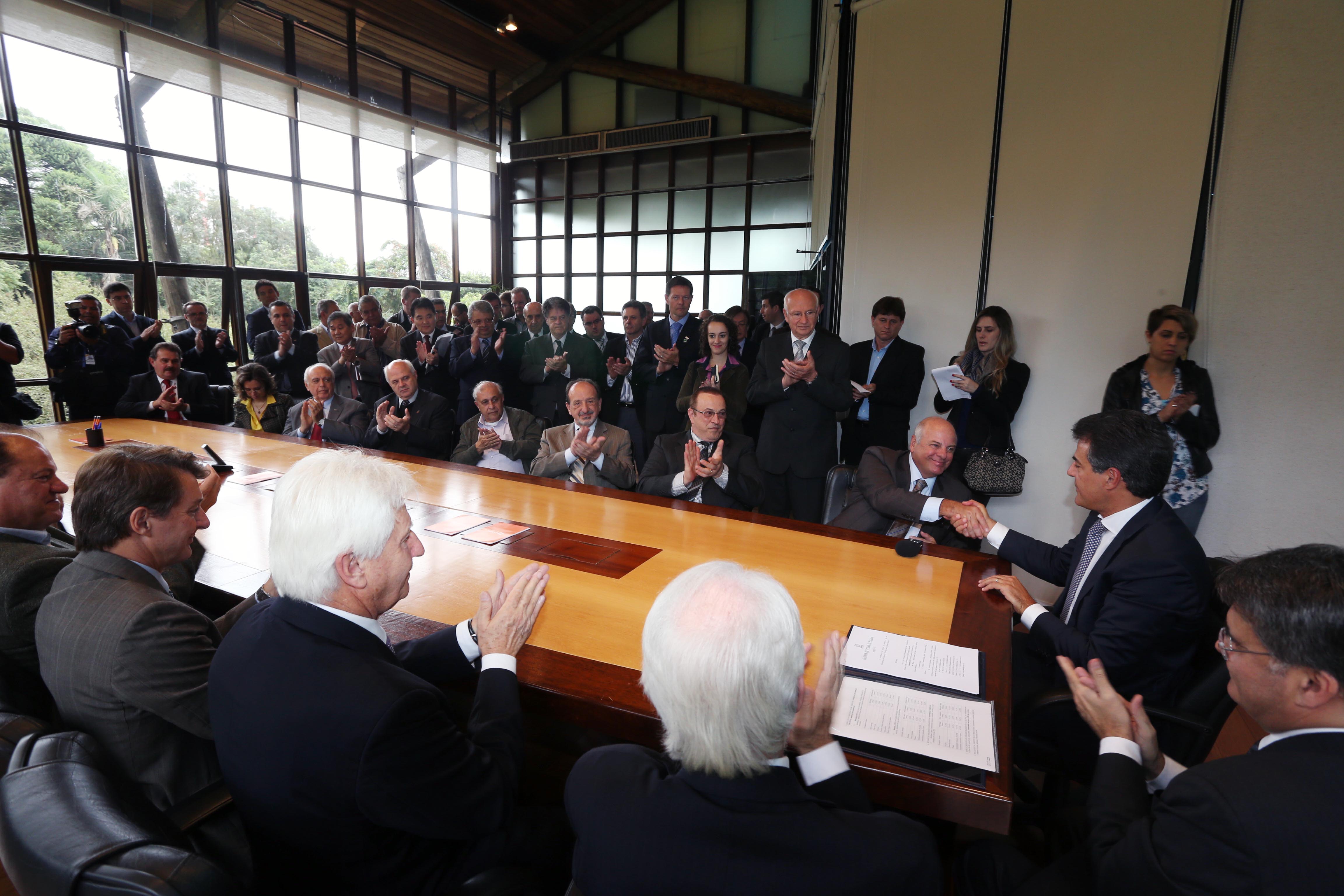 O governador Beto Richa assinou nesta quarta-feira (23) um conjunto de decretos que alteram o regime de substituição tributária no Estado e reduzem o imposto que incide na industrialização de instrumentos musicais, bicicletas e peças, brinquedos, produtos alimentícios, artefatos de uso doméstico, artigos de papelaria e materiais de limpeza.