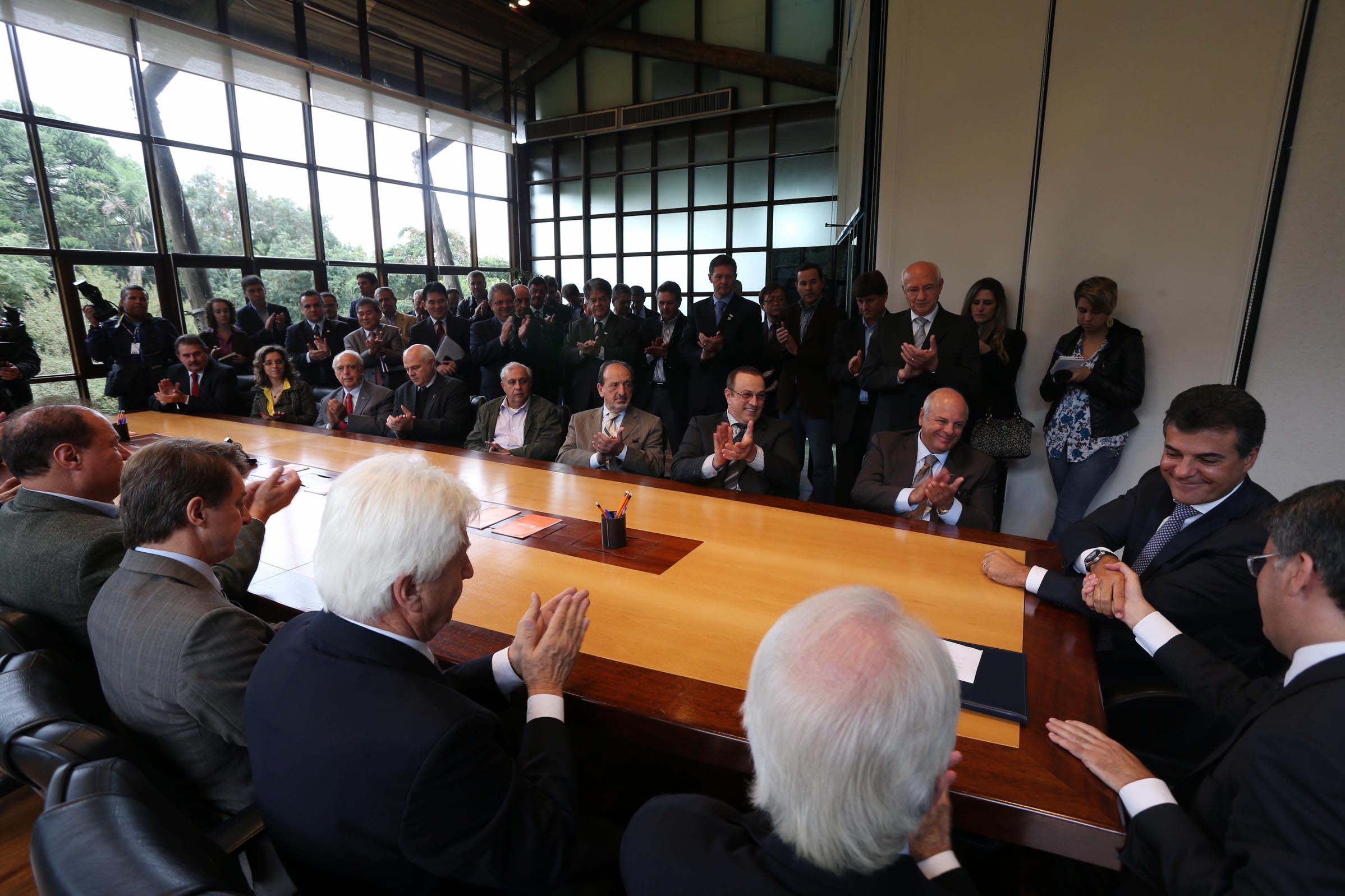 O governador Beto Richa assinou nesta quarta-feira (23) um conjunto de decretos que alteram o regime de substituição tributária no Estado e reduzem o imposto que incide na industrialização de instrumentos musicais, bicicletas e peças, brinquedos, produtos alimentícios, artefatos de uso doméstico, artigos de papelaria e materiais de limpeza.