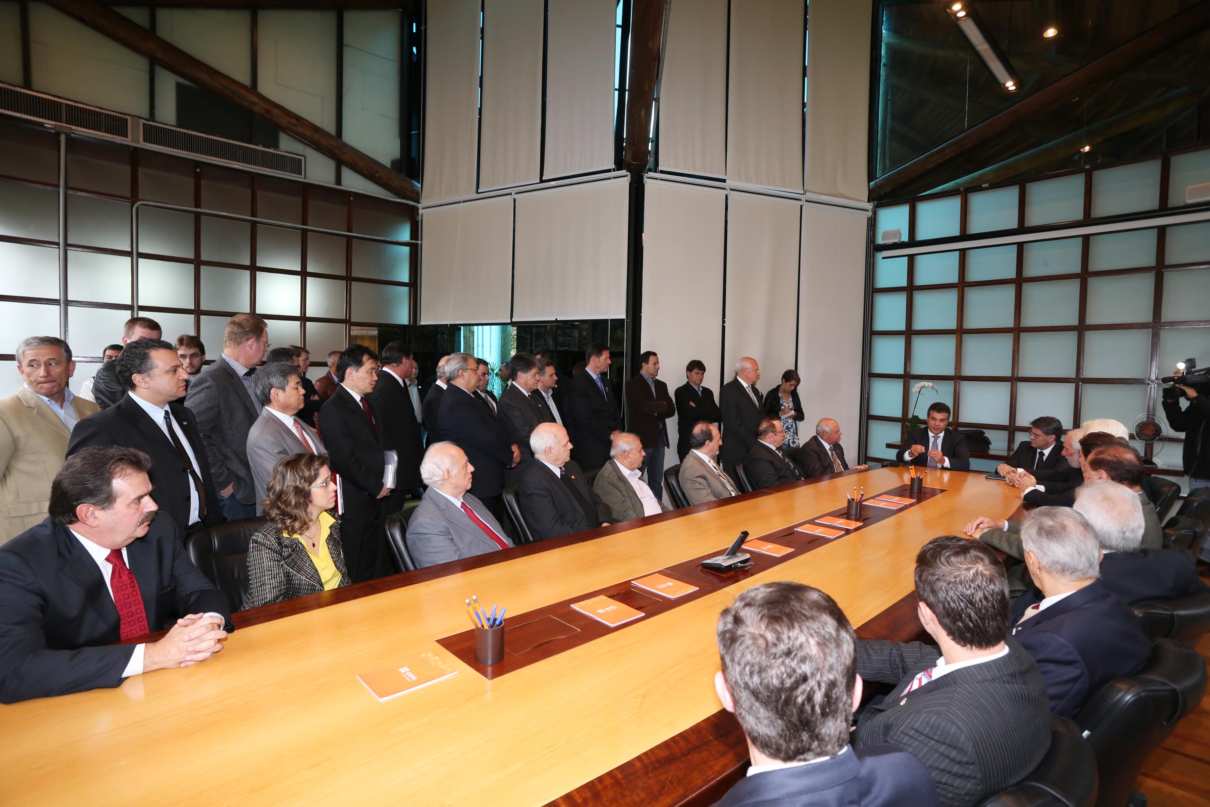 O governador Beto Richa assinou nesta quarta-feira (23) um conjunto de decretos que alteram o regime de substituição tributária no Estado e reduzem o imposto que incide na industrialização de instrumentos musicais, bicicletas e peças, brinquedos, produtos alimentícios, artefatos de uso doméstico, artigos de papelaria e materiais de limpeza.