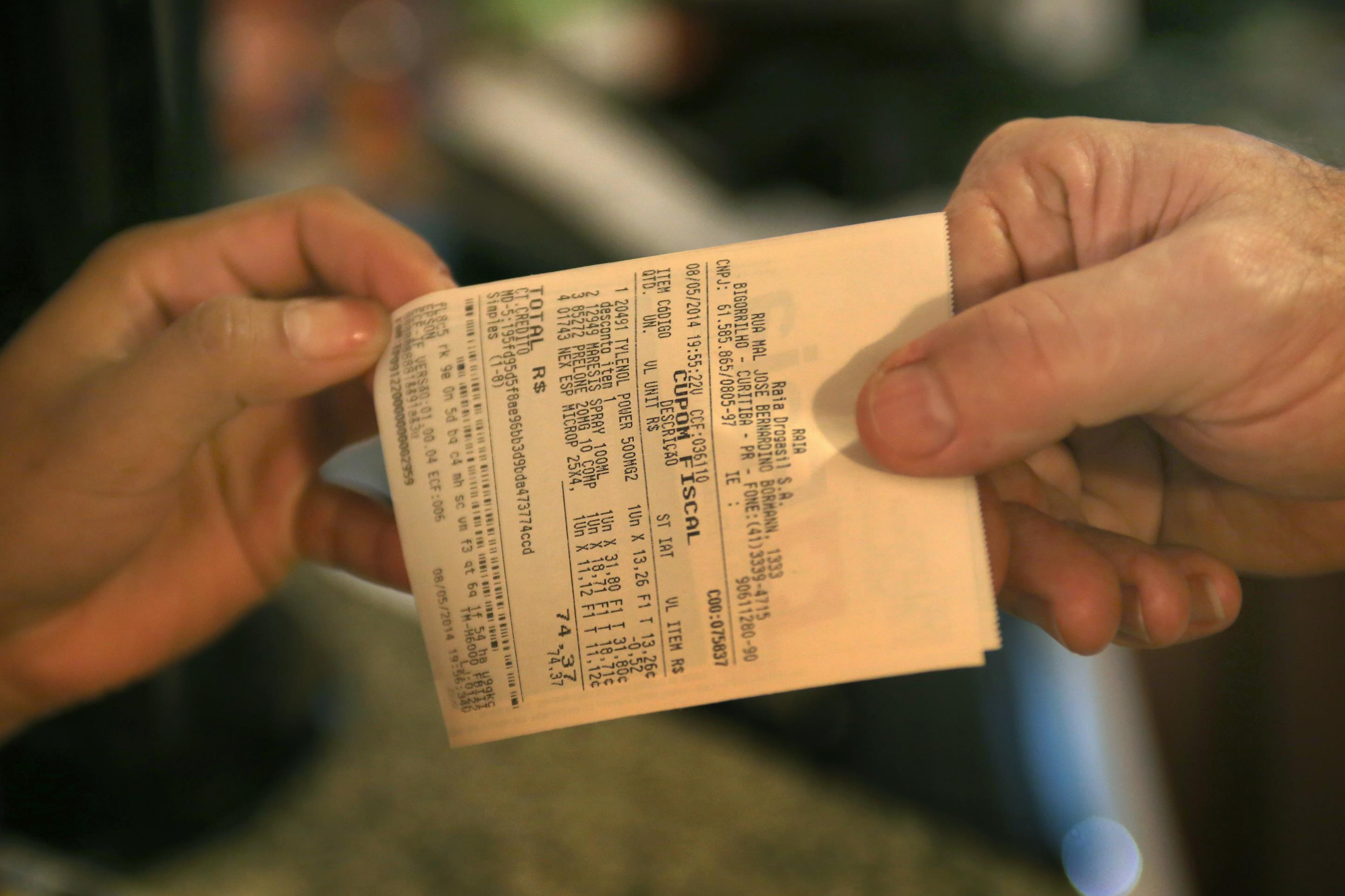 A campanha de cidadania Nota Fiscal Paranaense sorteou nesta quarta-feira (7) os dois primeiros prêmios para contribuintes que cadastraram seus cupons fiscais. De acordo com o resultado da Loteria Federal, foram contemplados os números da sorte 20.838 e 186.387, que correspondem aos bilhetes eletrônicos 20.839 e 7.054, que irão receber R$ 10 mil cada um. Os prêmios serão entregues na próxima semana. O sorteio seguinte será realizado no dia 14 de maio.