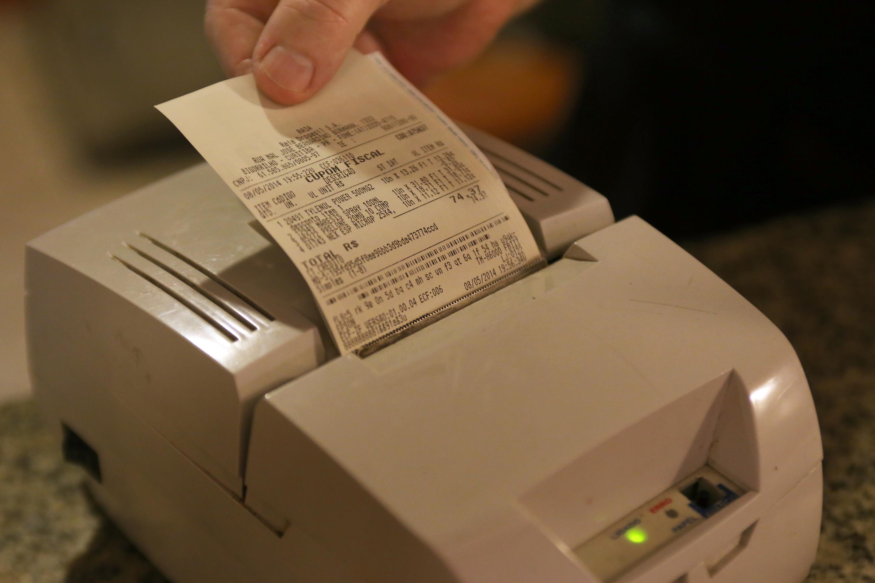 A Coordenação da Receita Estadual autorizou o uso de 253 emissores de cupons fiscais (ECFs), entre os dias 21 de abril e 21 de maio, passando de 60.428 para 60.681 equipamentos ativos no estado. Os novos pedidos de equipamentos coincidem com o aumento do número de participantes da campanha Nota Fiscal Paranaense, lançada em abril. Estão cadastrados até o momento 114.136 cupons fiscais.