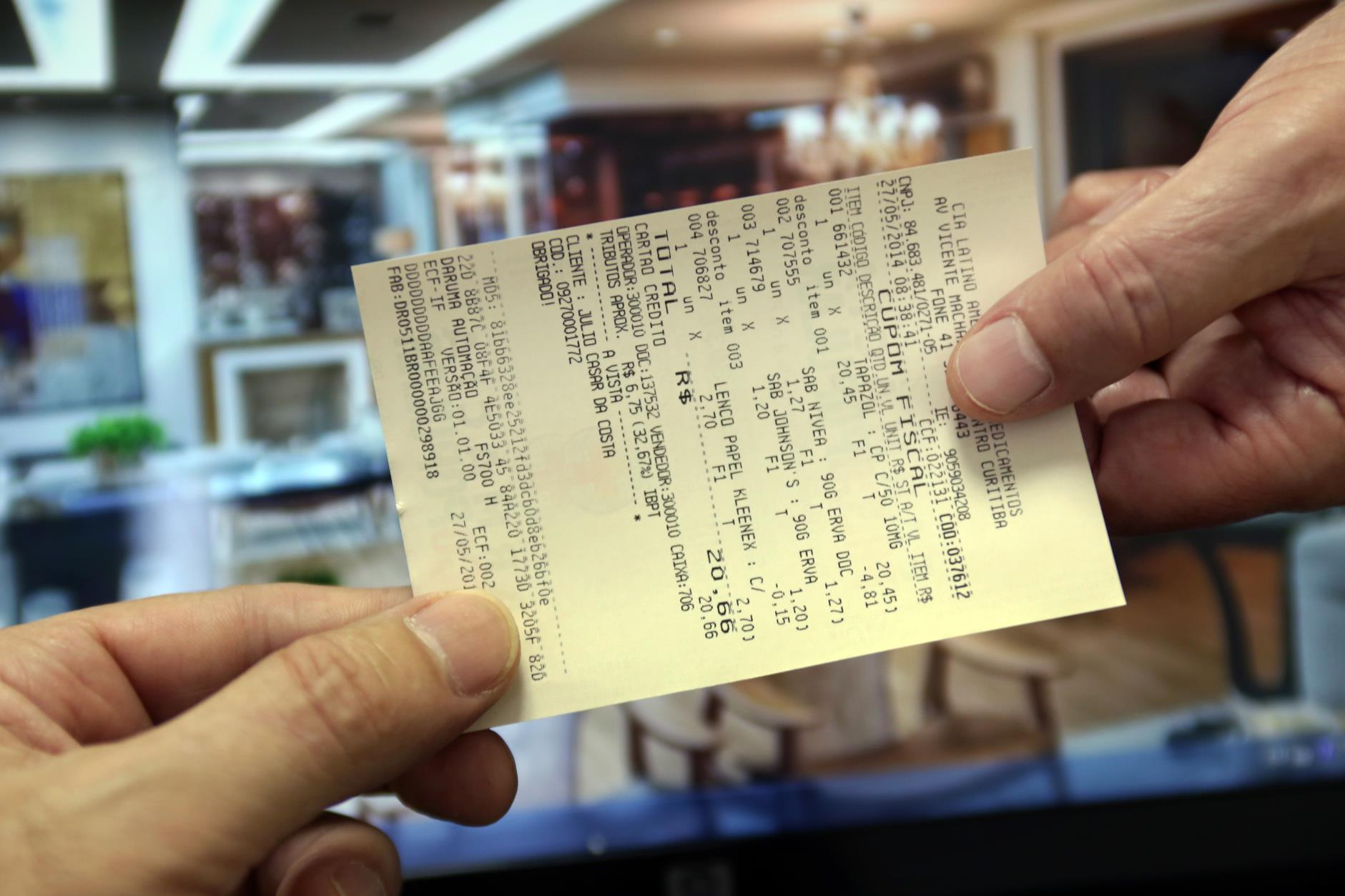 Serão sorteados nessa quarta-feira (28) os dois primeiros prêmios mensais de R$ 30 mil da Nota Fiscal Paranaense, além de mais dois semanais de R$ 10 mil cada um. Só poderão concorrer os cupons fiscais cadastrados até às 23h59 desta quarta-feira (27). Até o final da manhã de hoje estavam habilitados 134.347 cupons fiscais, segundo a coordenação da campanha.