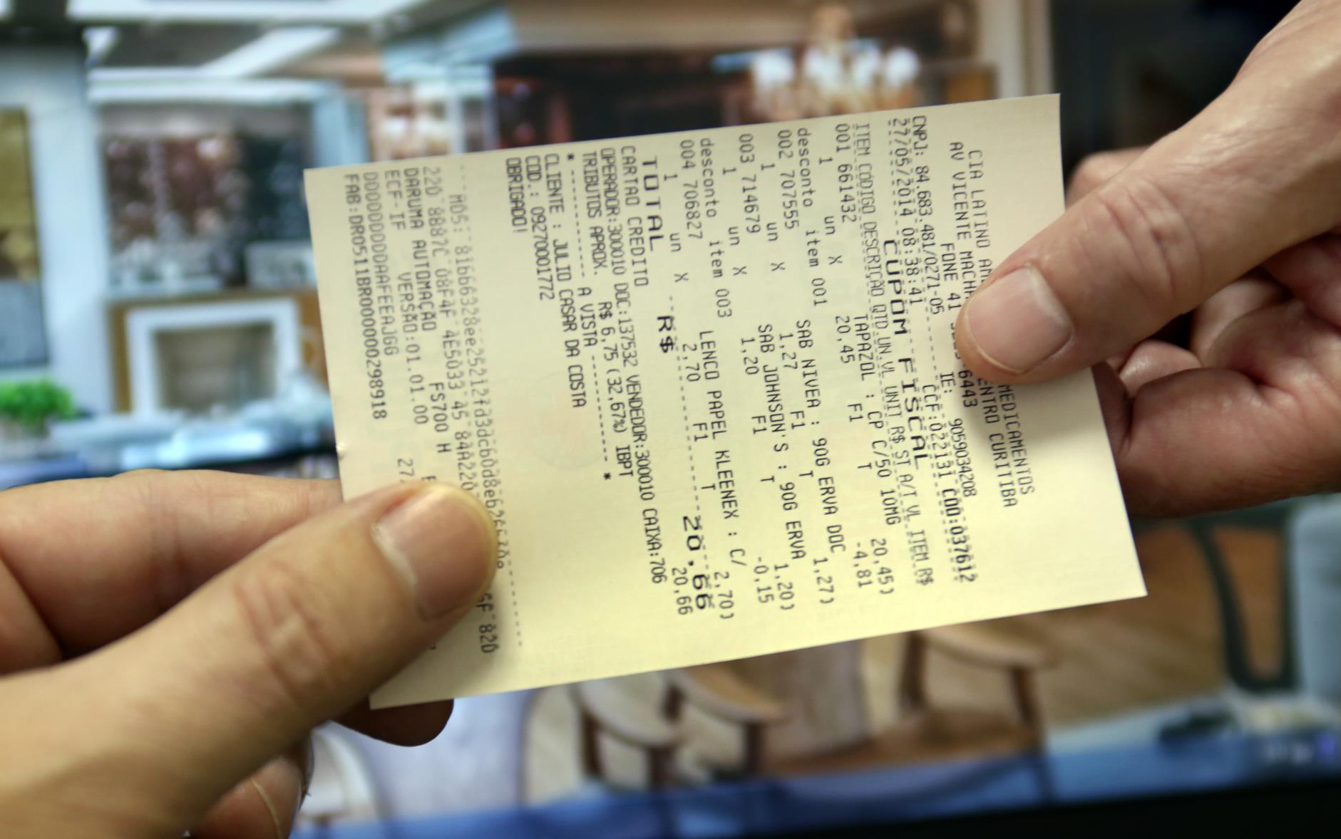 Dois consumidores de Curitiba, portadores dos bilhetes números 78.370 e 101.120, foram os ganhadores dos dois primeiros prêmios mensais de R$ 30 mil da campanha Nota Fiscal Paranaense, do Governo do Estado. O sorteio foi realizado na quarta-feira (28), pela extração da Loteria Federal. Estavam habilitados 138.916 bilhetes eletrônicos referentes a cupons fiscais cadastrados por consumidores em todo o estado.