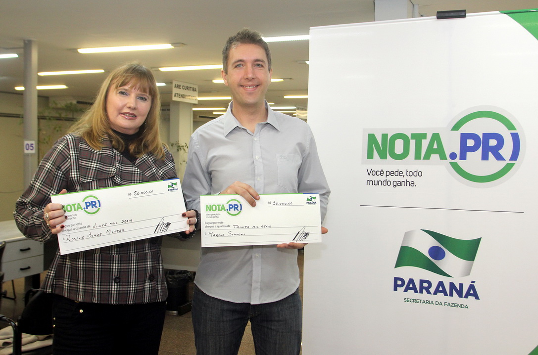 O psicólogo curitibano Marcio Simioni recebeu nesta quarta-feira (18) um cheque simbólico do primeiro prêmio mensal da campanha Nota Fiscal Paranaense, no valor de R$ 30 mil. Ele foi contemplado no sorteio realizado no dia 28 de maio. Outra premiada foi a professora Rosane Bihre Mattes, da rede municipal de ensino de Curitiba, que recebeu um cheque simbólico de R$ 20 mil, referente a um prêmio semanal acumulado.