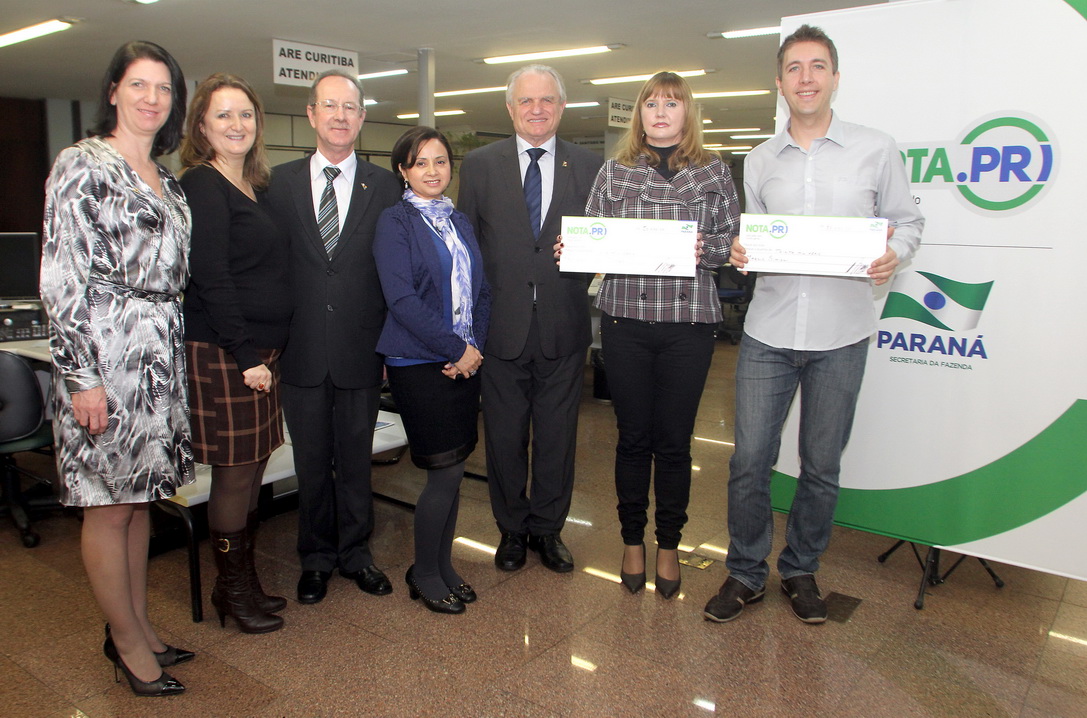 O psicólogo curitibano Marcio Simioni recebeu nesta quarta-feira (18) um cheque simbólico do primeiro prêmio mensal da campanha Nota Fiscal Paranaense, no valor de R$ 30 mil. Ele foi contemplado no sorteio realizado no dia 28 de maio. Outra premiada foi a professora Rosane Bihre Mattes, da rede municipal de ensino de Curitiba, que recebeu um cheque simbólico de R$ 20 mil, referente a um prêmio semanal acumulado.