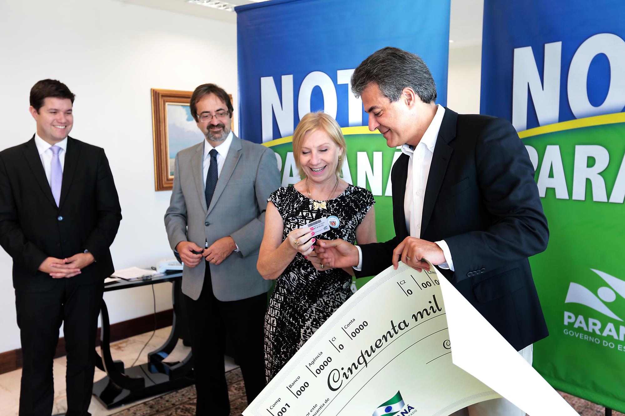 Richa entrega prêmios às ganhadoras do quinto sorteio do Nota Paraná