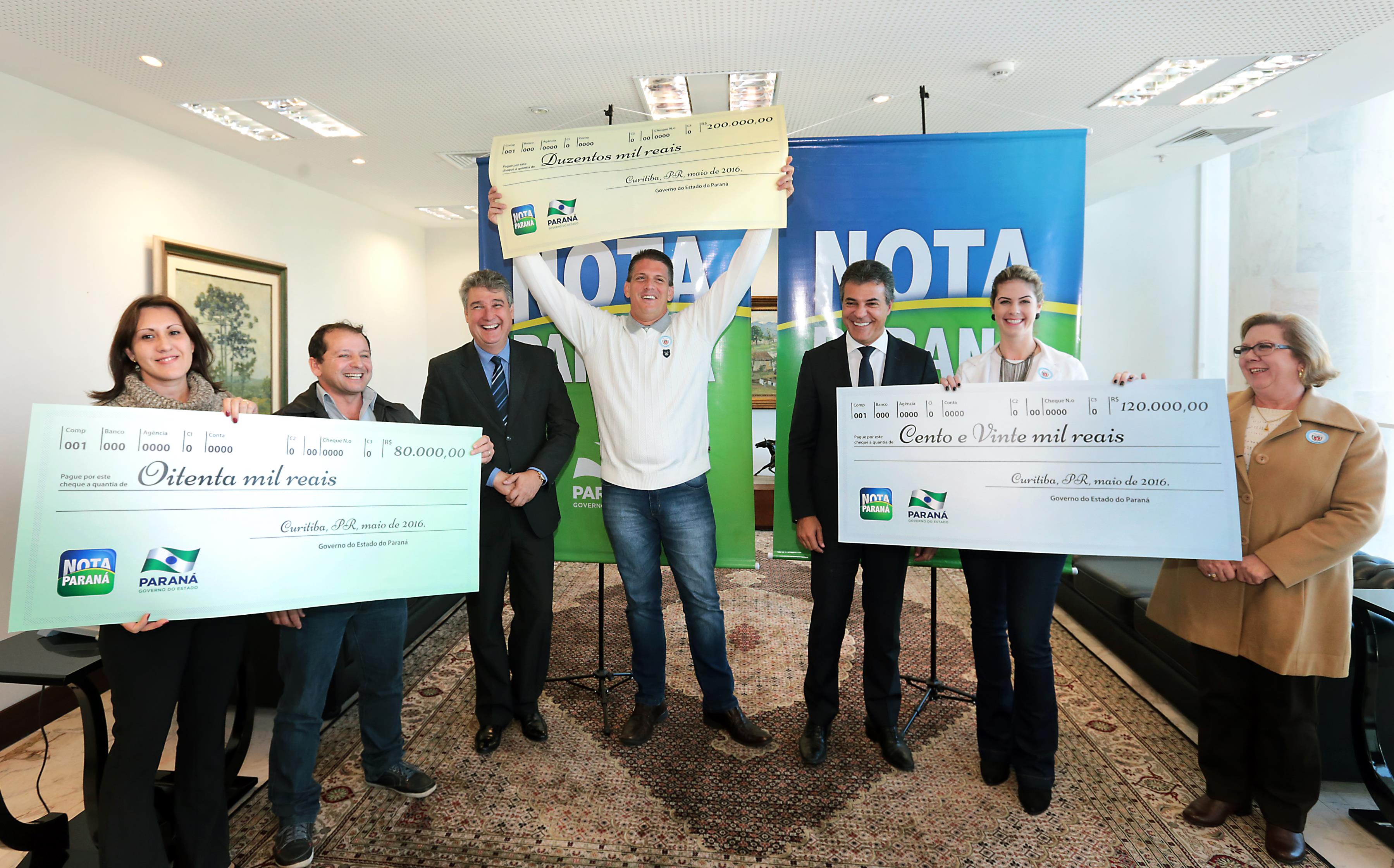 Richa entrega prêmios do Nota Paraná e diz que programa é sucesso absoluto