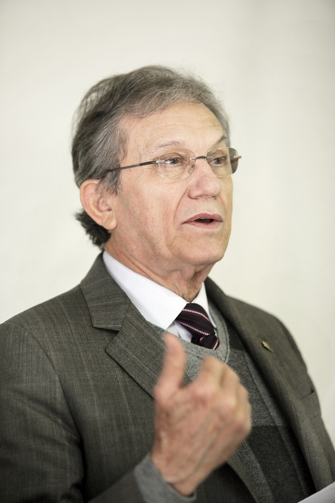 Destinado para consumo no Paraná, o produto importado da Argentina por empresas de outros estados foi localizado na terça-feira (21) em um armazém às margens da BR 277, durante operação do Fisco. O estabelecimento foi autuado em R$ 150 mil. O diretor da Coordenação da Receita do Estado (CRE), Gilberto Della Coletta, disse que a Receita vai intensificar a fiscalização em outras localidades para impedir a entrada irregular de produtos de outros países no estado.