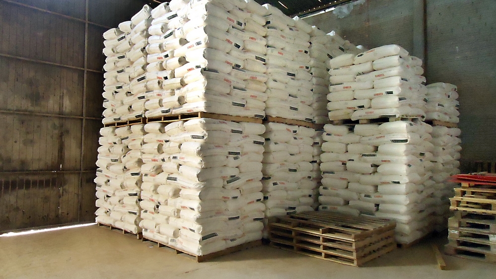 Destinado para consumo no Paraná, o produto importado da Argentina por empresas de outros estados foi localizado na terça-feira (21) em um armazém às margens da BR 277, durante operação do Fisco. O estabelecimento foi autuado em R$ 150 mil. O diretor da Coordenação da Receita do Estado (CRE), Gilberto Della Coletta, disse que a Receita vai intensificar a fiscalização em outras localidades para impedir a entrada irregular de produtos de outros países no estado.