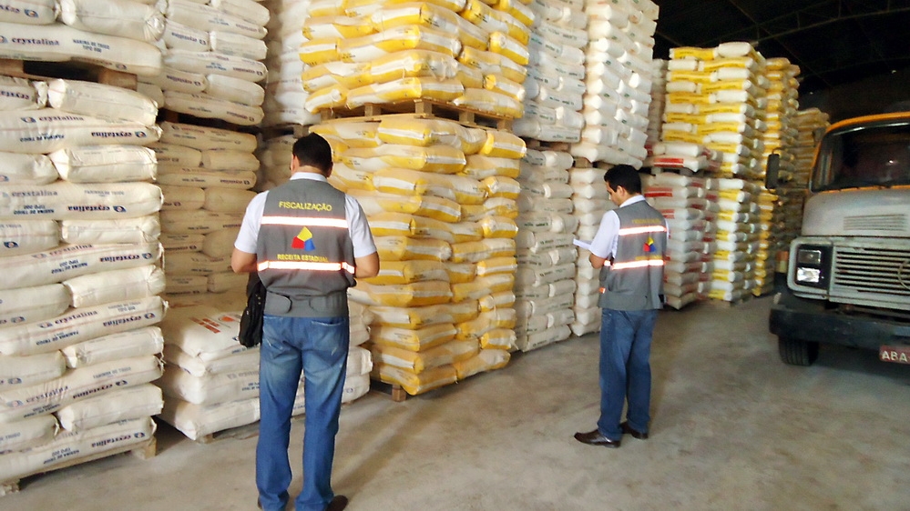 Destinado para consumo no Paraná, o produto importado da Argentina por empresas de outros estados foi localizado na terça-feira (21) em um armazém às margens da BR 277, durante operação do Fisco. O estabelecimento foi autuado em R$ 150 mil. O diretor da Coordenação da Receita do Estado (CRE), Gilberto Della Coletta, disse que a Receita vai intensificar a fiscalização em outras localidades para impedir a entrada irregular de produtos de outros países no estado.