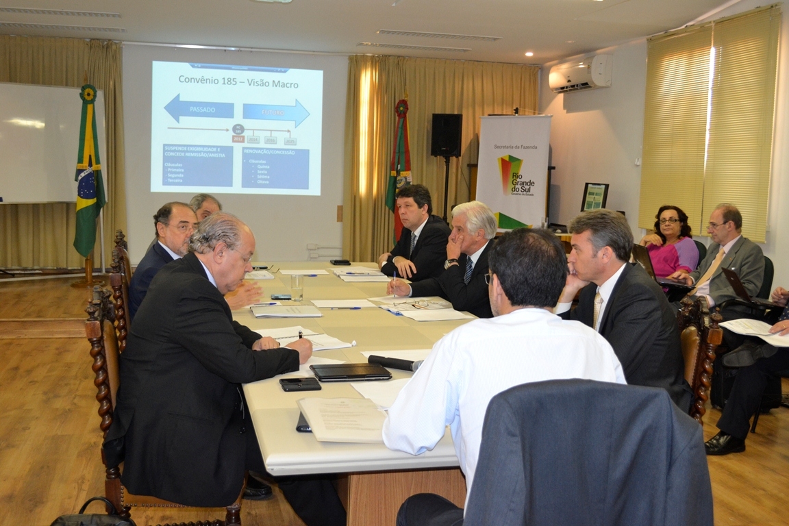 Os secretários estaduais de Fazenda do Sul e Sudeste reuniram-se nesta quarta-feira (22), no auditório da Secretaria da Fazenda do Rio Grande do Sul (Sefaz), em Porto Alegre, e chegaram a um acordo na elaboração da proposta de convênio que será levada ao Conselho Nacional de Política Fazendária (Confaz), e que estabelece condições e regras de tributação, para solucionar a guerra fiscal.